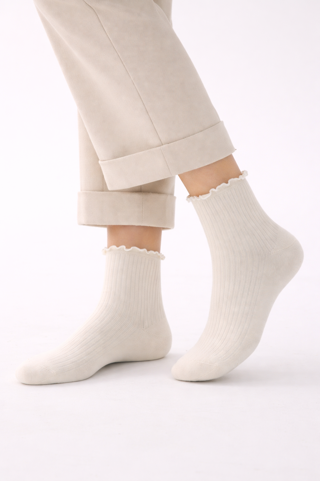 Kadın Ekru Renkli Bileği Fırfırlı Soket Çorap