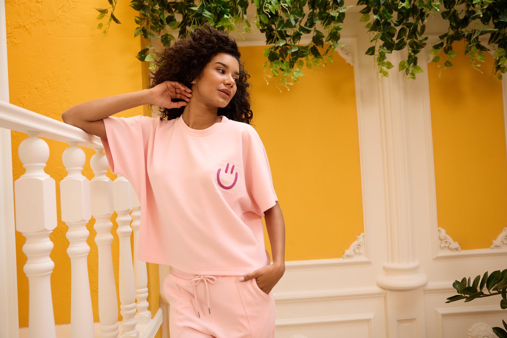 Kadın Pembe Renkli Gülen Surat Baskılı Tişört