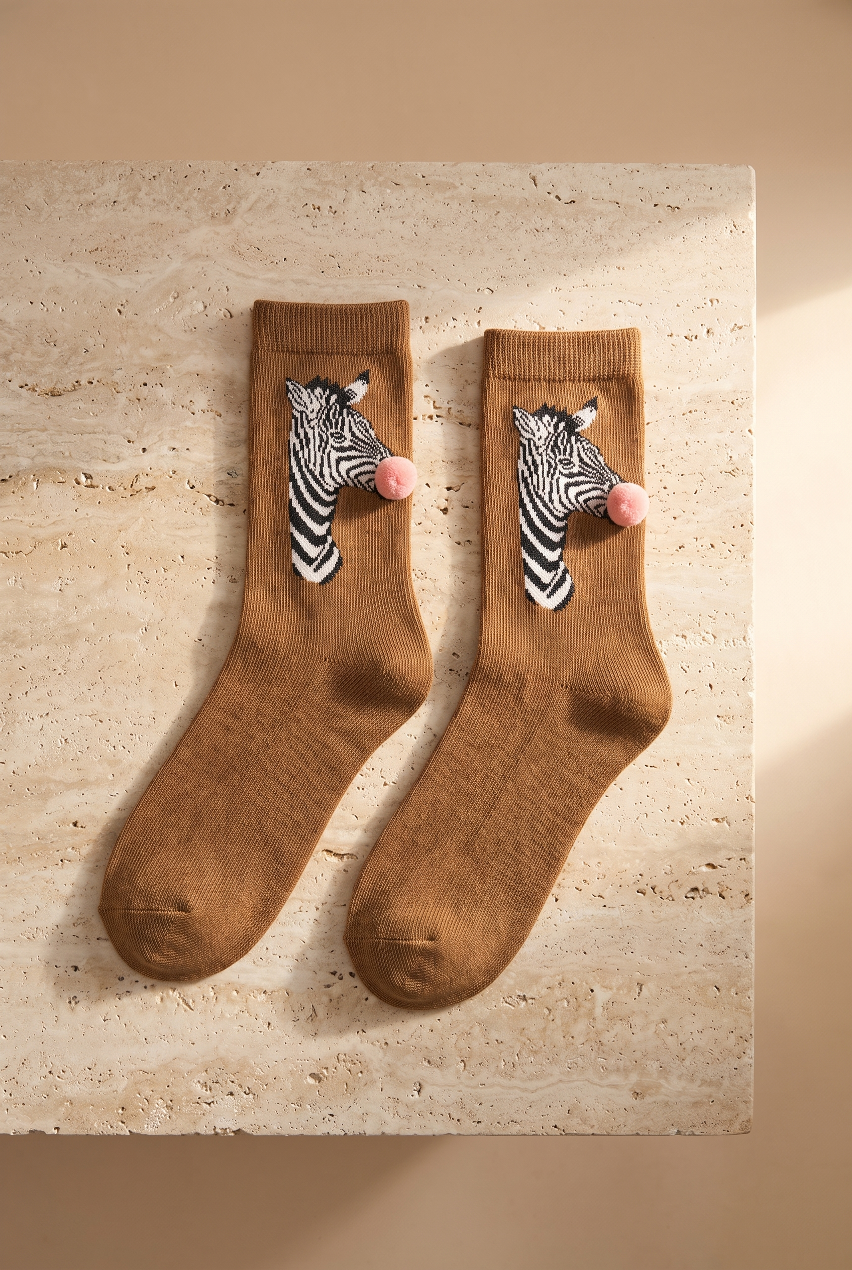 Kadın Ponpon Aksesuarlı Zebra Desenli Soket Çorap Kahverengi