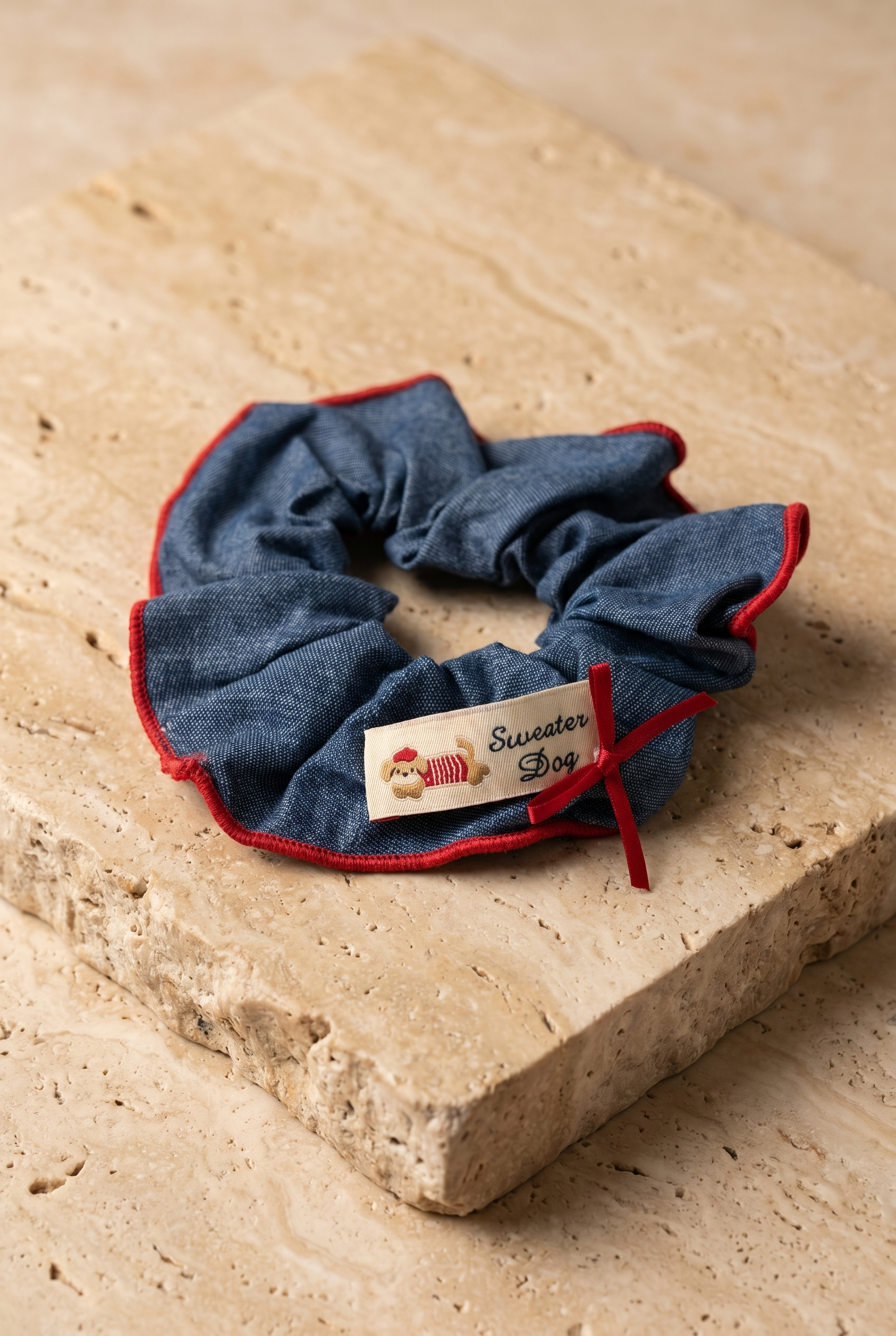 Koyu Mavi Denim Görünümlü Ayıcık Etiketli Fırfırlı Scrunchie Saç Tokası