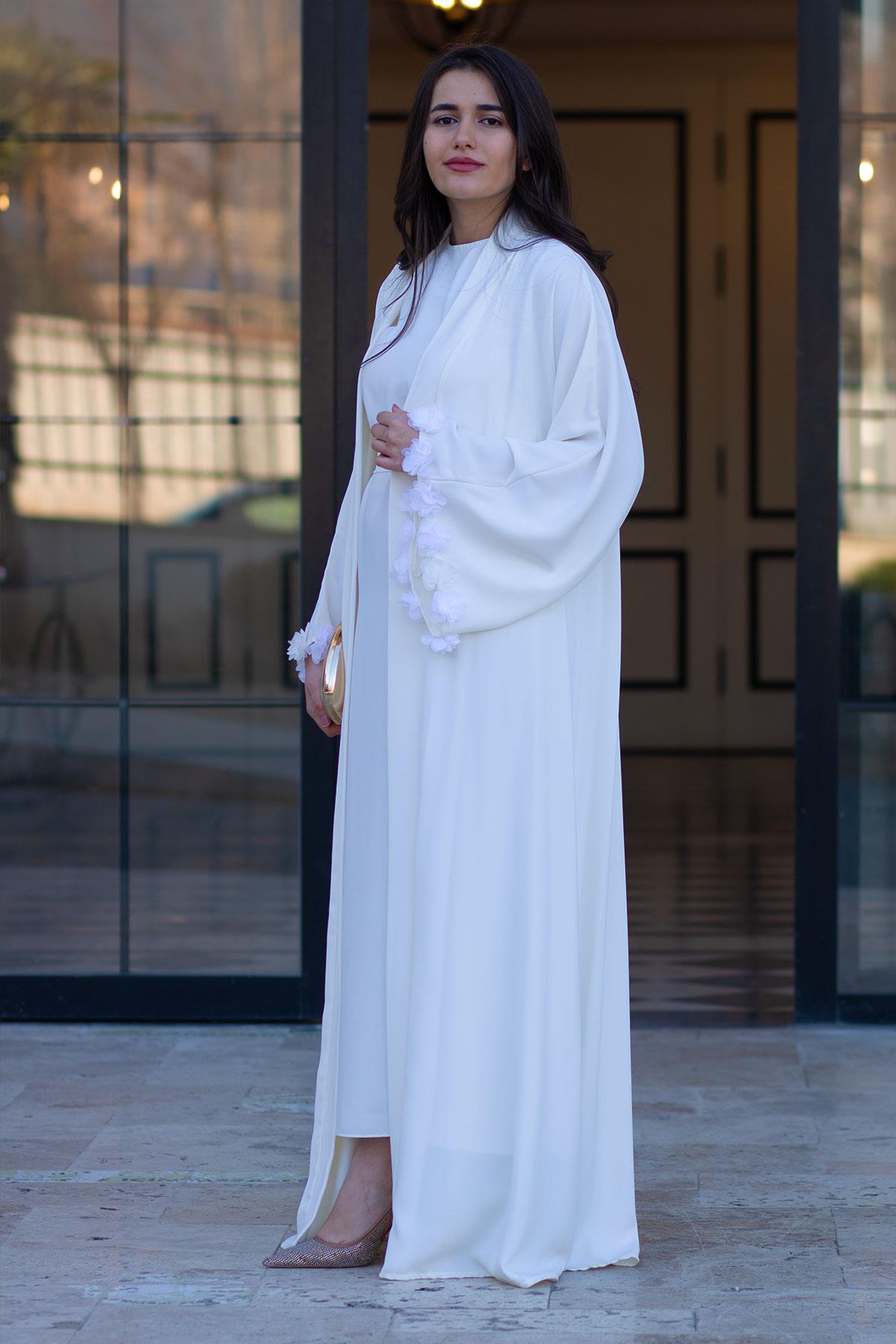 Beyaz Kolu Çiçek Detaylı Zahra Abaya