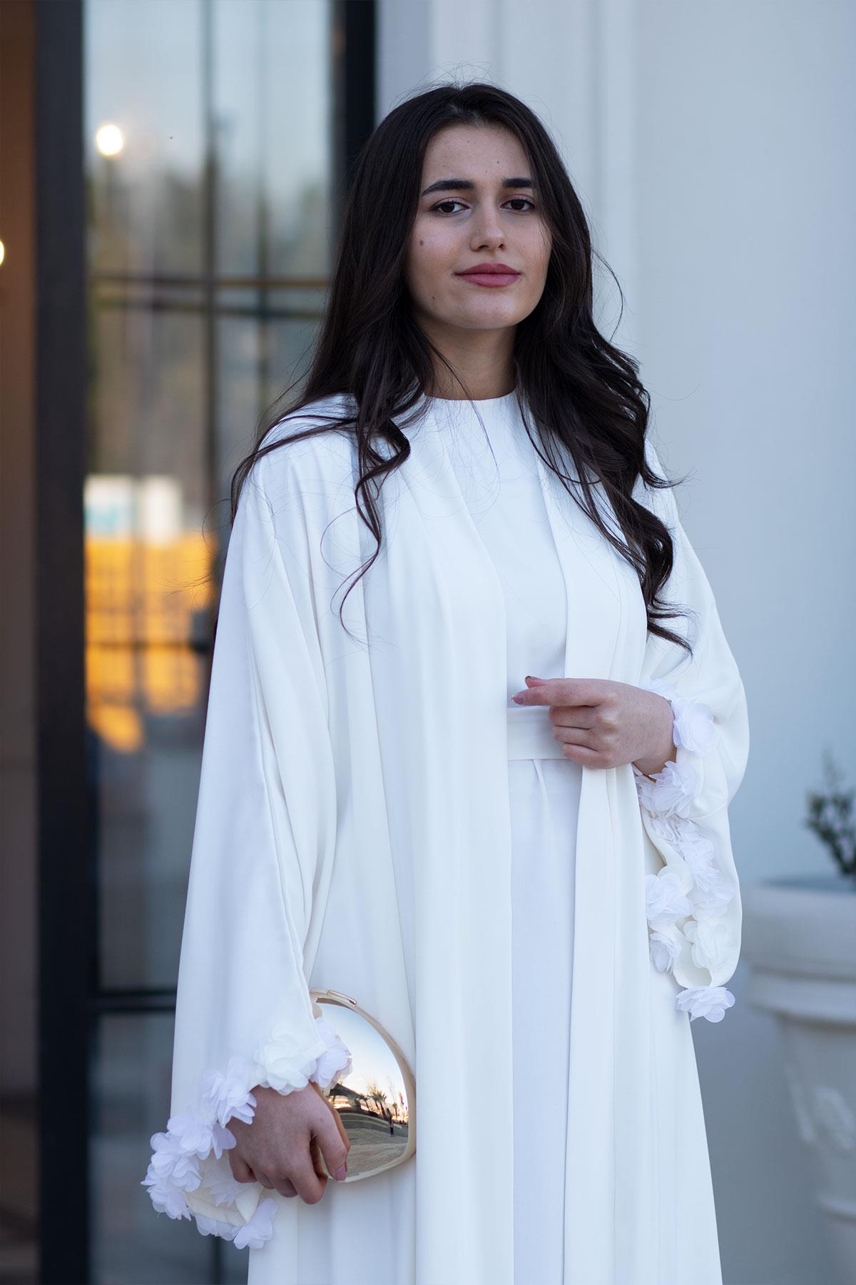 Beyaz Kolu Çiçek Detaylı Zahra Abaya