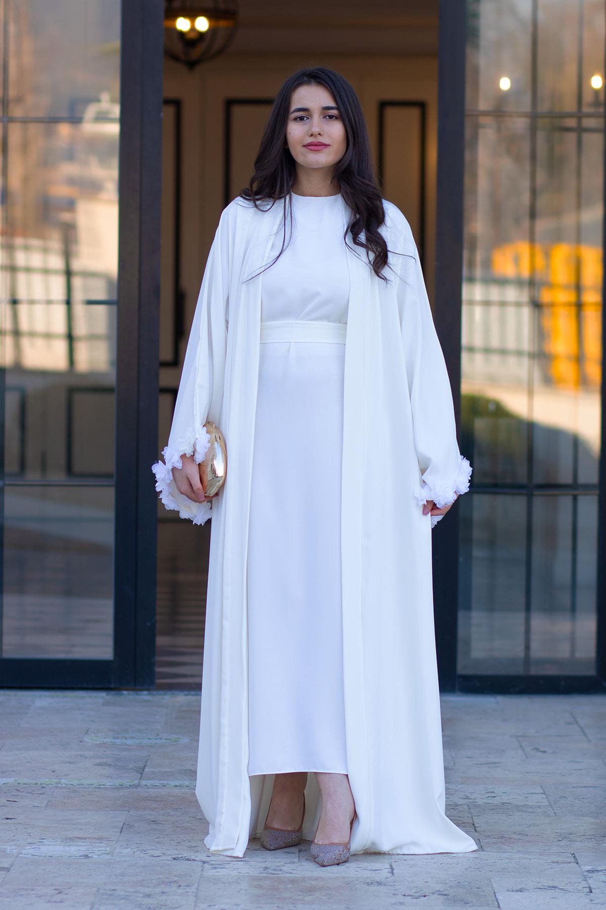 Beyaz Kolu Çiçek Detaylı Zahra Abaya