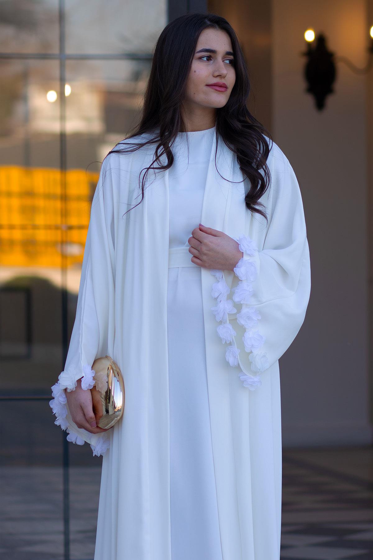 Beyaz Kolu Çiçek Detaylı Zahra Abaya