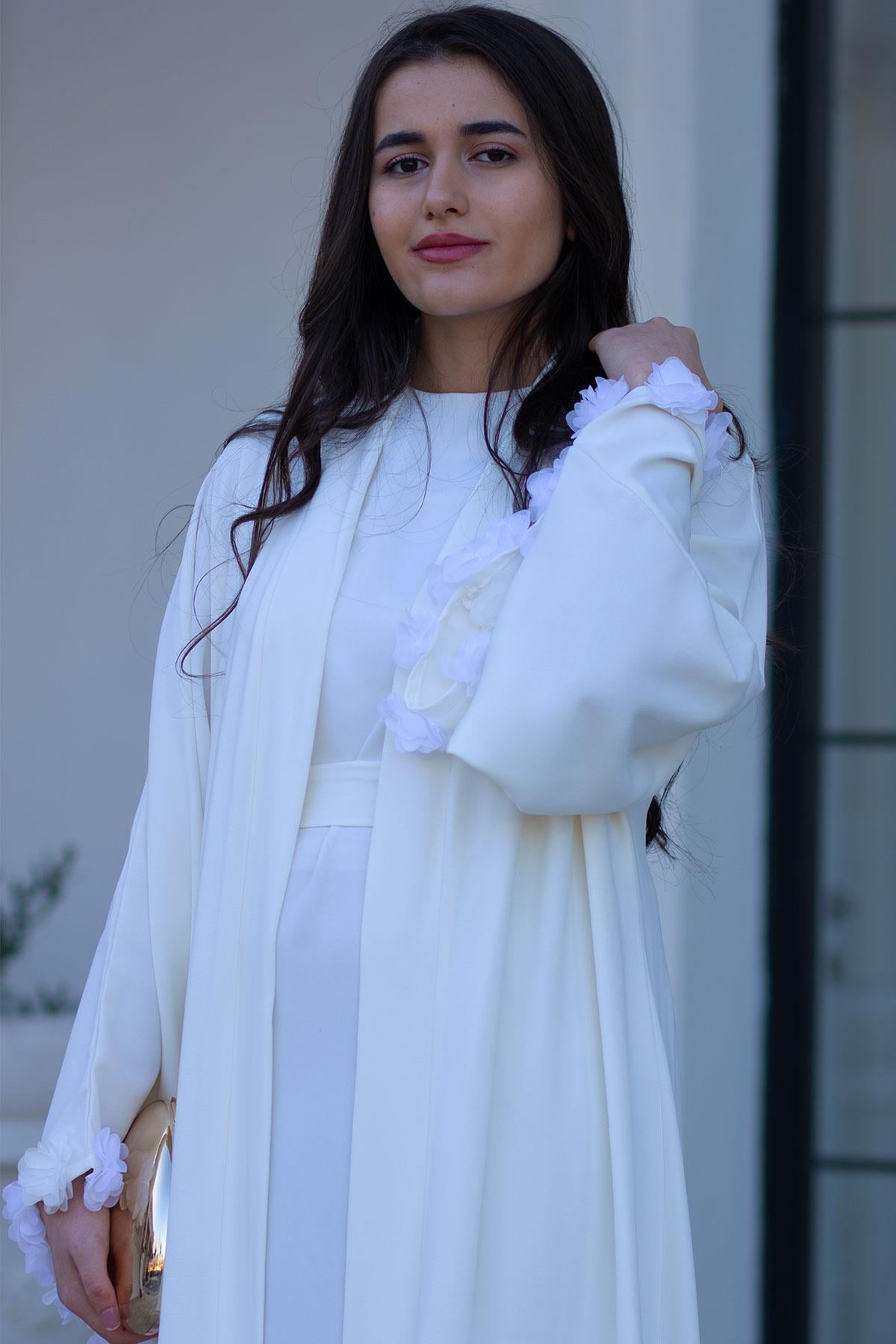 Beyaz Kolu Çiçek Detaylı Zahra Abaya