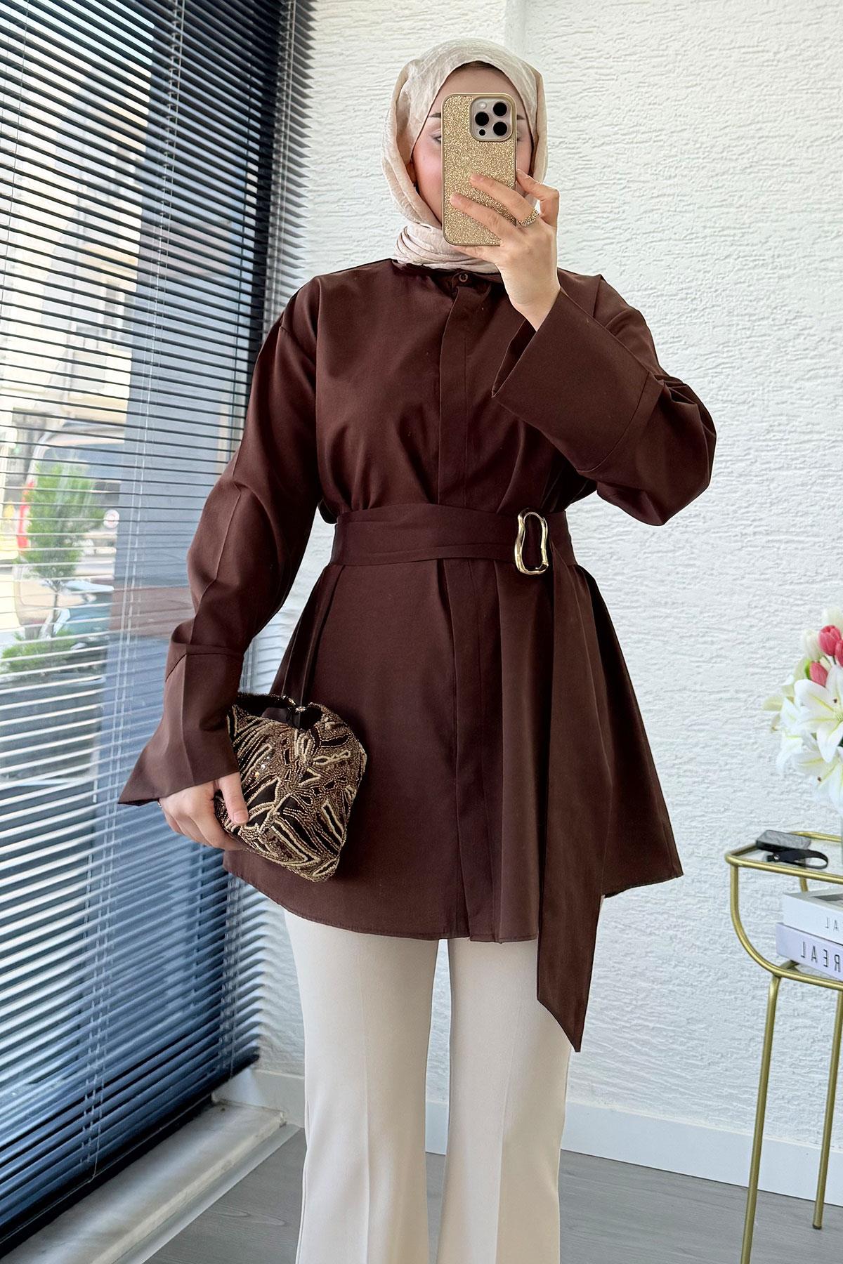 Bronş Detaylı Geniş Kemerli Poplin Tunik – Kahverengi