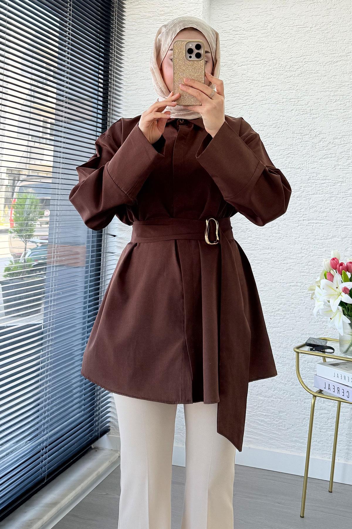 Bronş Detaylı Geniş Kemerli Poplin Tunik – Kahverengi