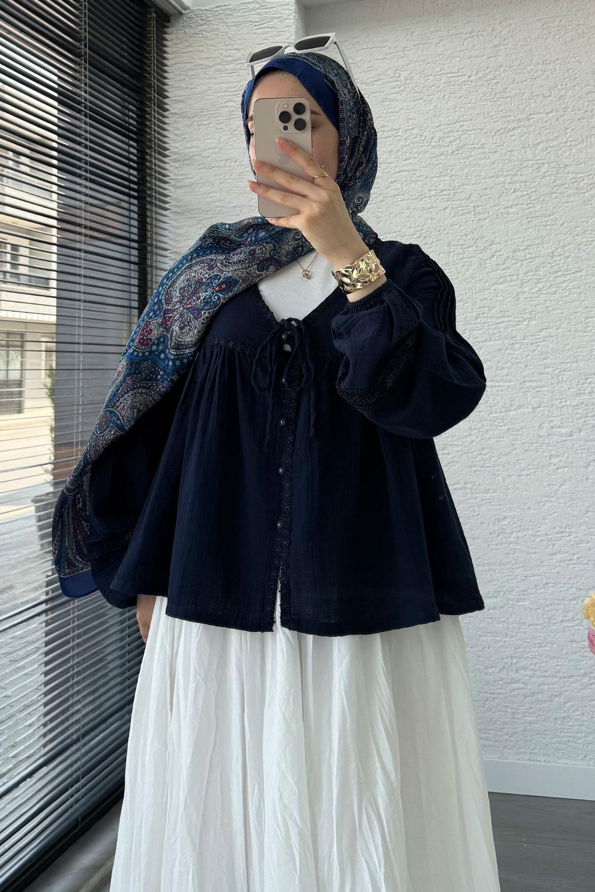 Güpür Detaylı Müslin Kısa Kimono – Lacivert