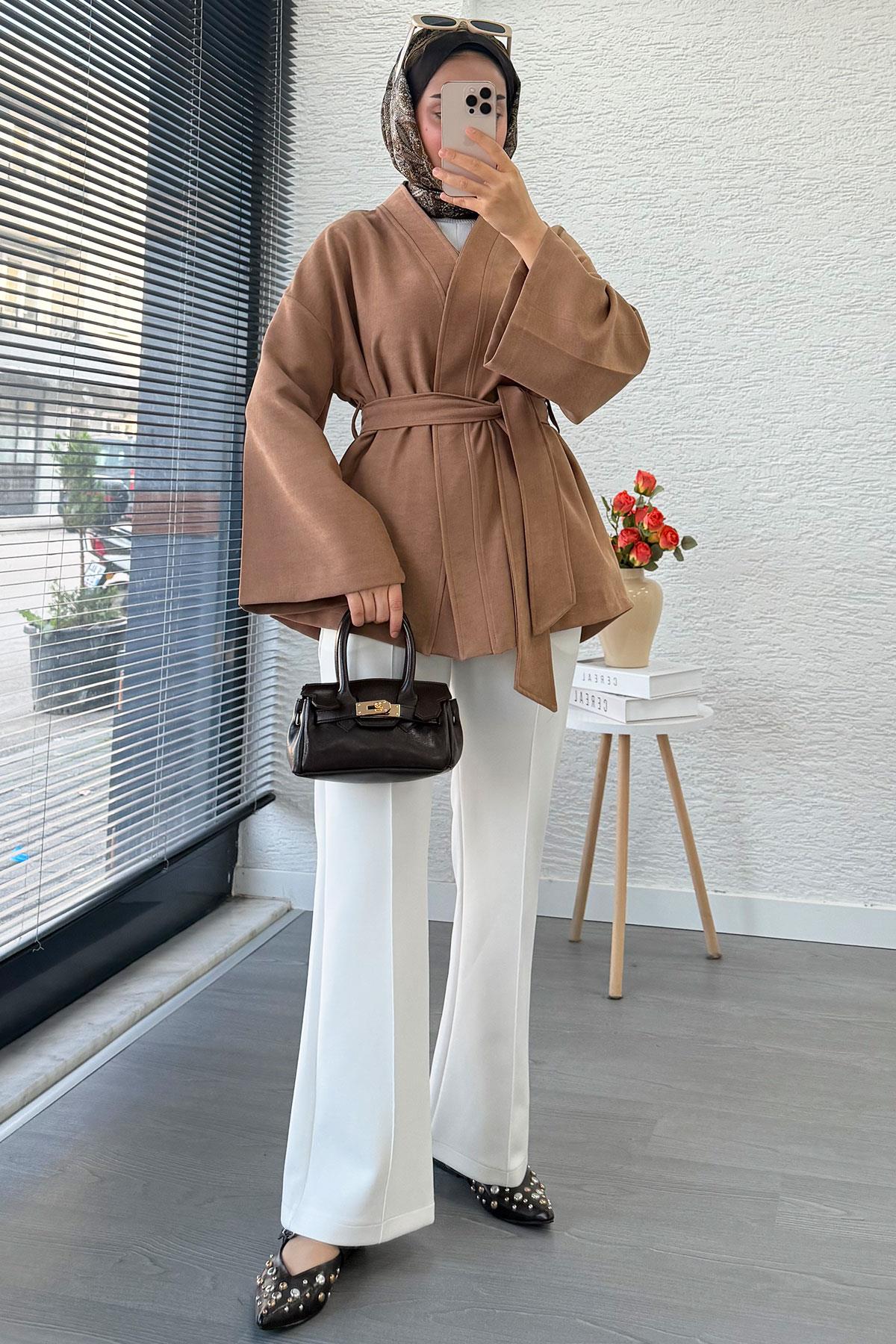 Kolları Volan Detaylı Premium Gabardin Kısa Kimono – Camel