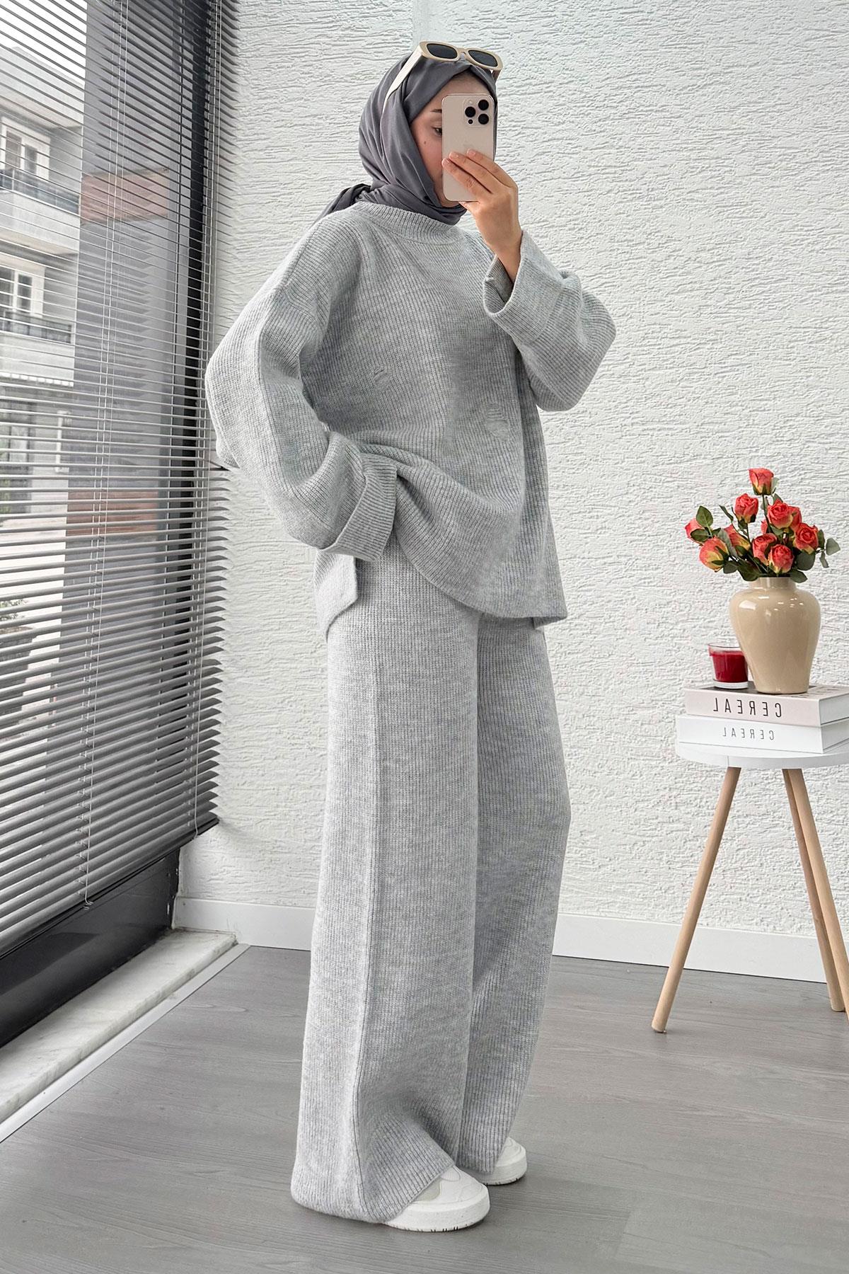 Kolu Katlı Yırtık Detaylı Tasarım Triko Takım – Gri