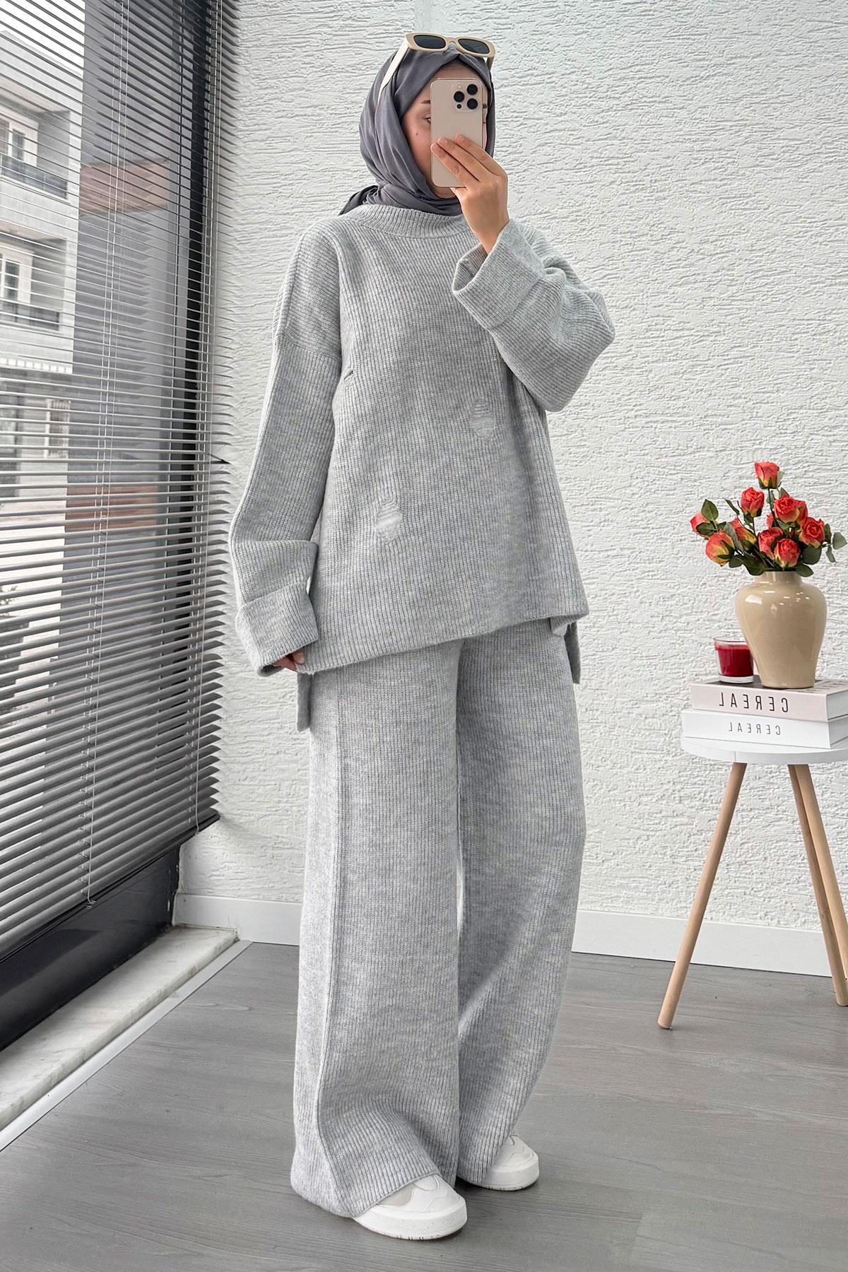 Kolu Katlı Yırtık Detaylı Tasarım Triko Takım – Gri