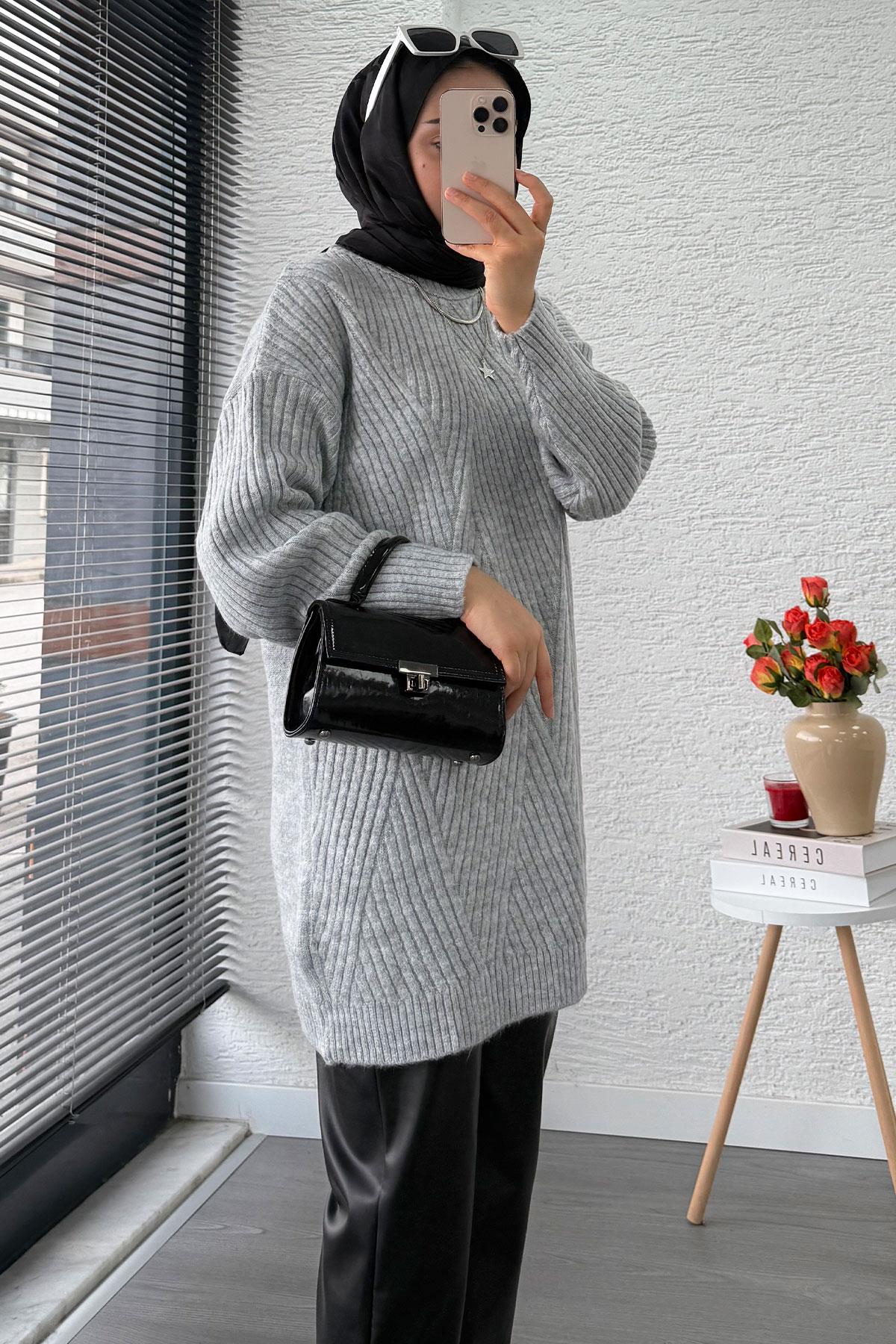 Önü Çizgi Desenli Oversize Triko Kazak – Gri