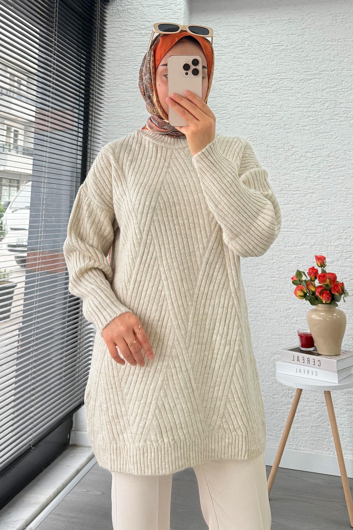 Önü Çizgi Desenli Oversize Triko Kazak – Krem