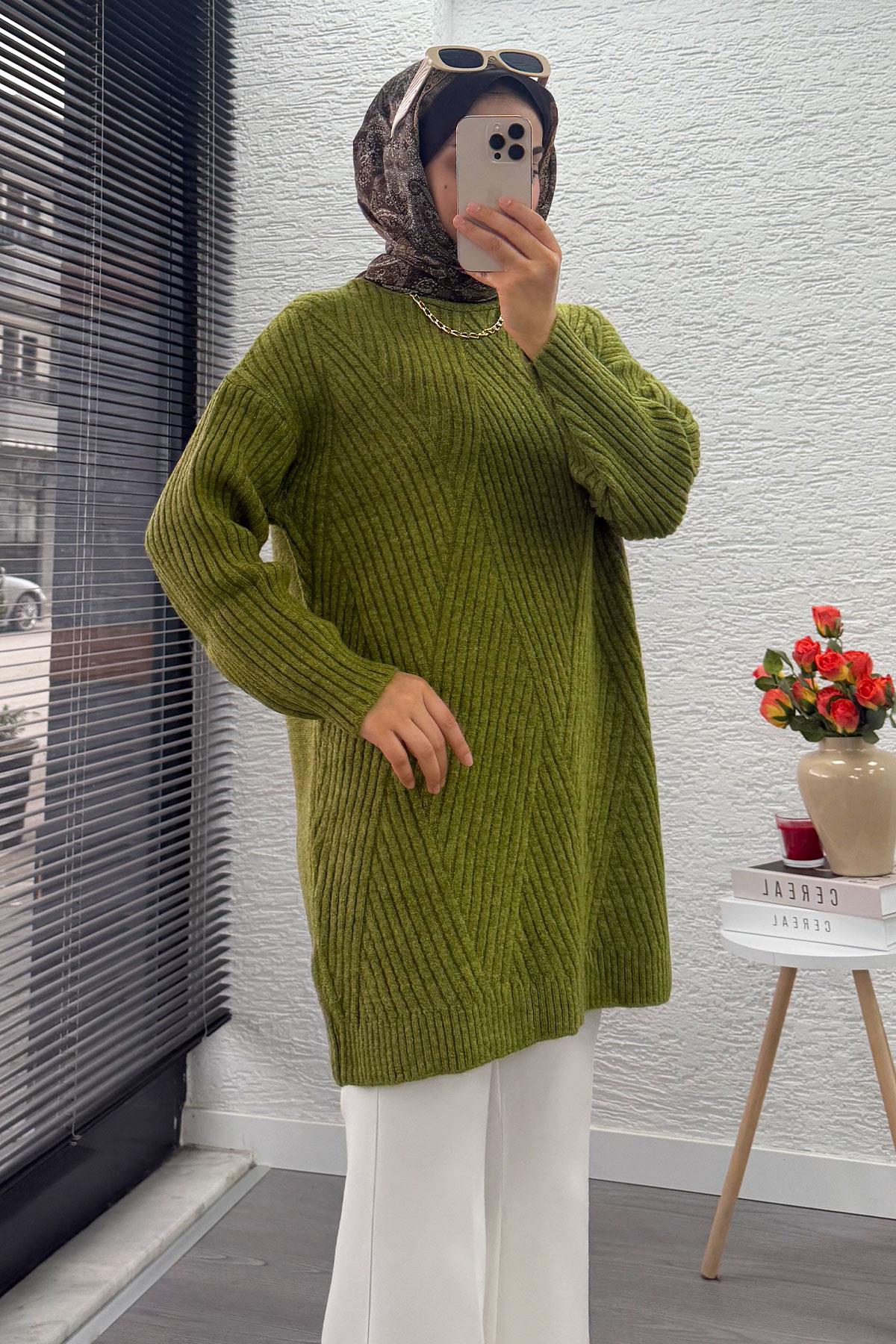Önü Çizgi Desenli Oversize Triko Kazak – Yağ Yeşili