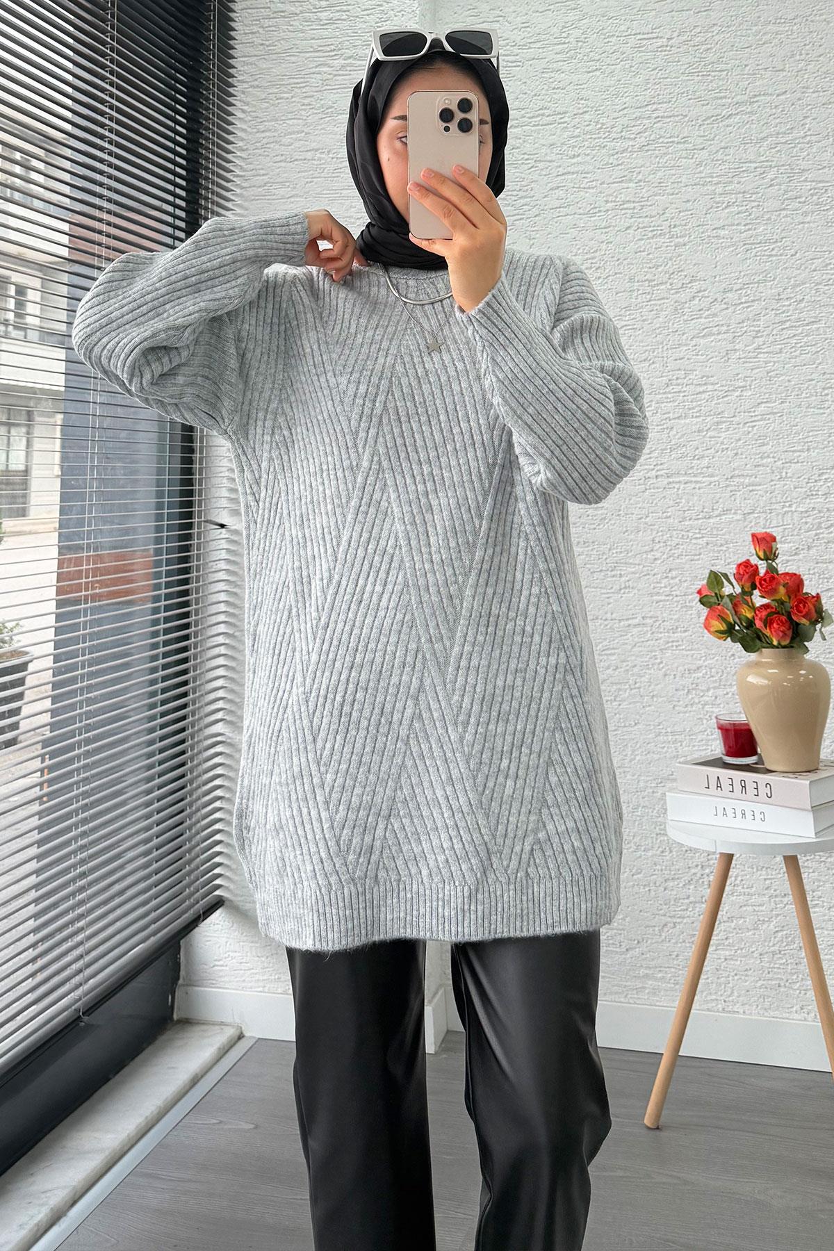 Önü Çizgi Desenli Oversize Triko Kazak – Gri
