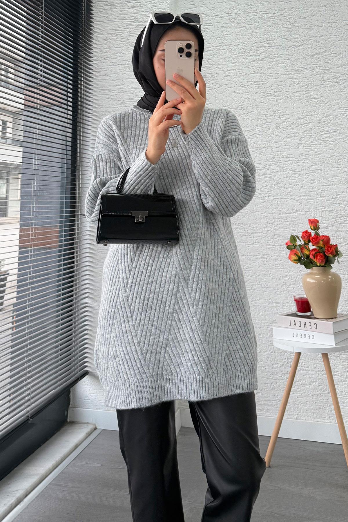 Önü Çizgi Desenli Oversize Triko Kazak – Gri