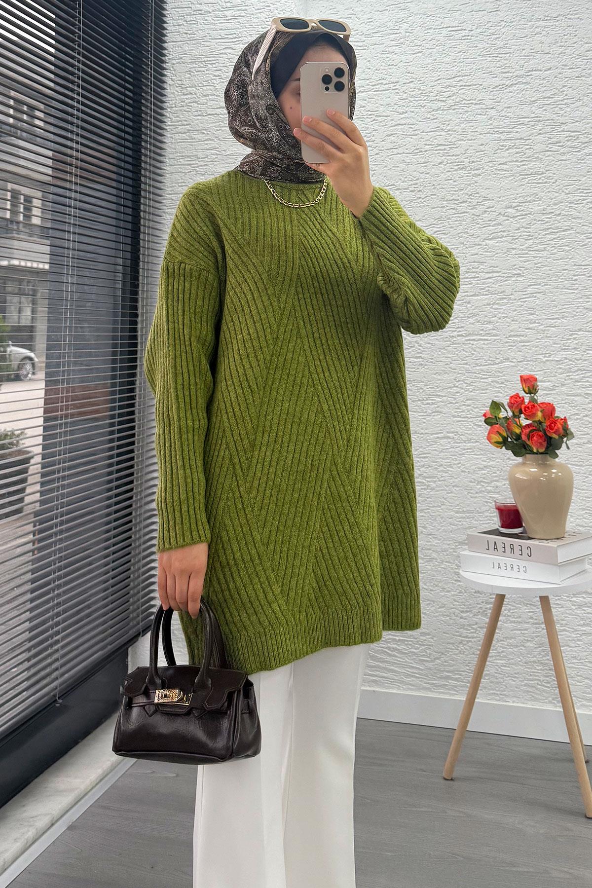 Önü Çizgi Desenli Oversize Triko Kazak – Yağ Yeşili