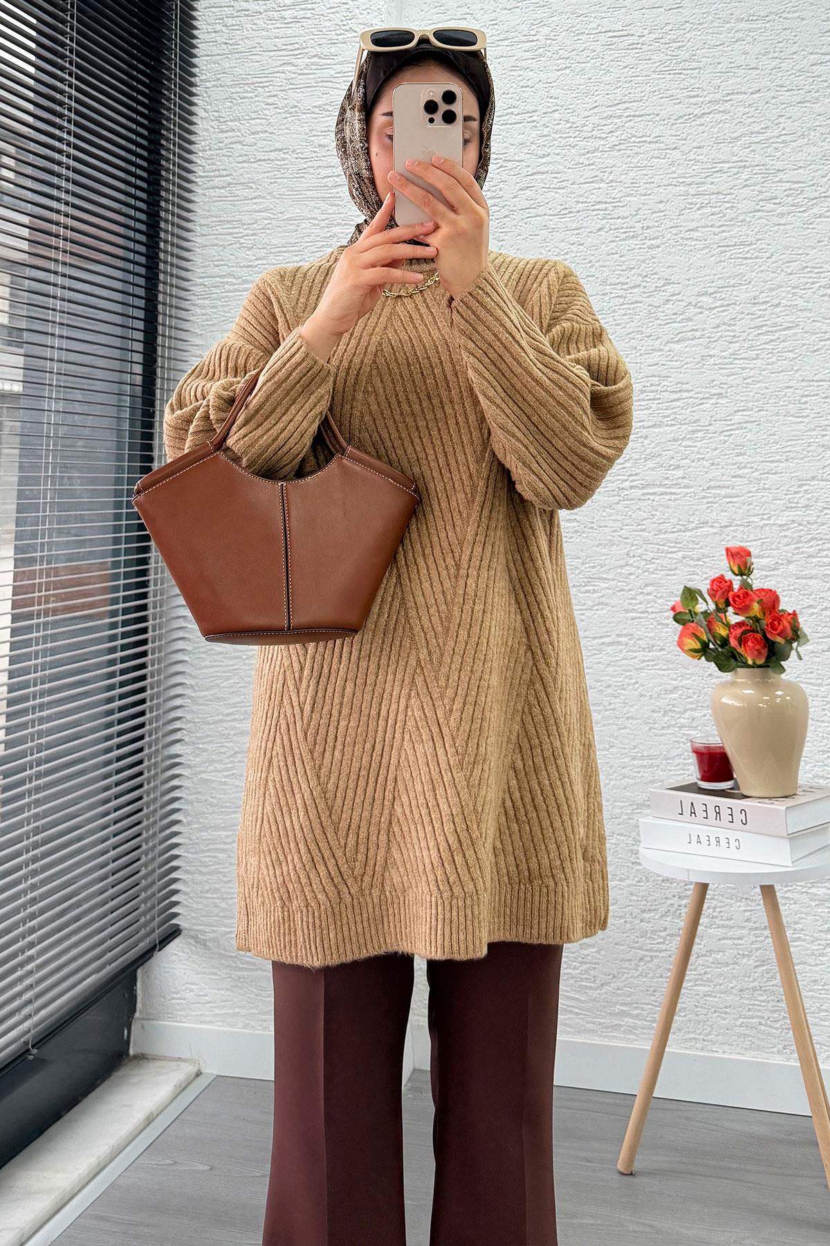 Önü Çizgi Desenli Oversize Triko Kazak – Camel