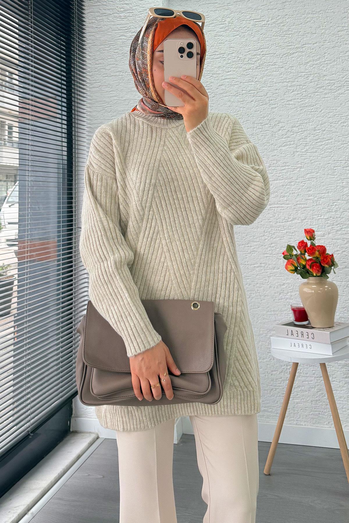 Önü Çizgi Desenli Oversize Triko Kazak – Krem