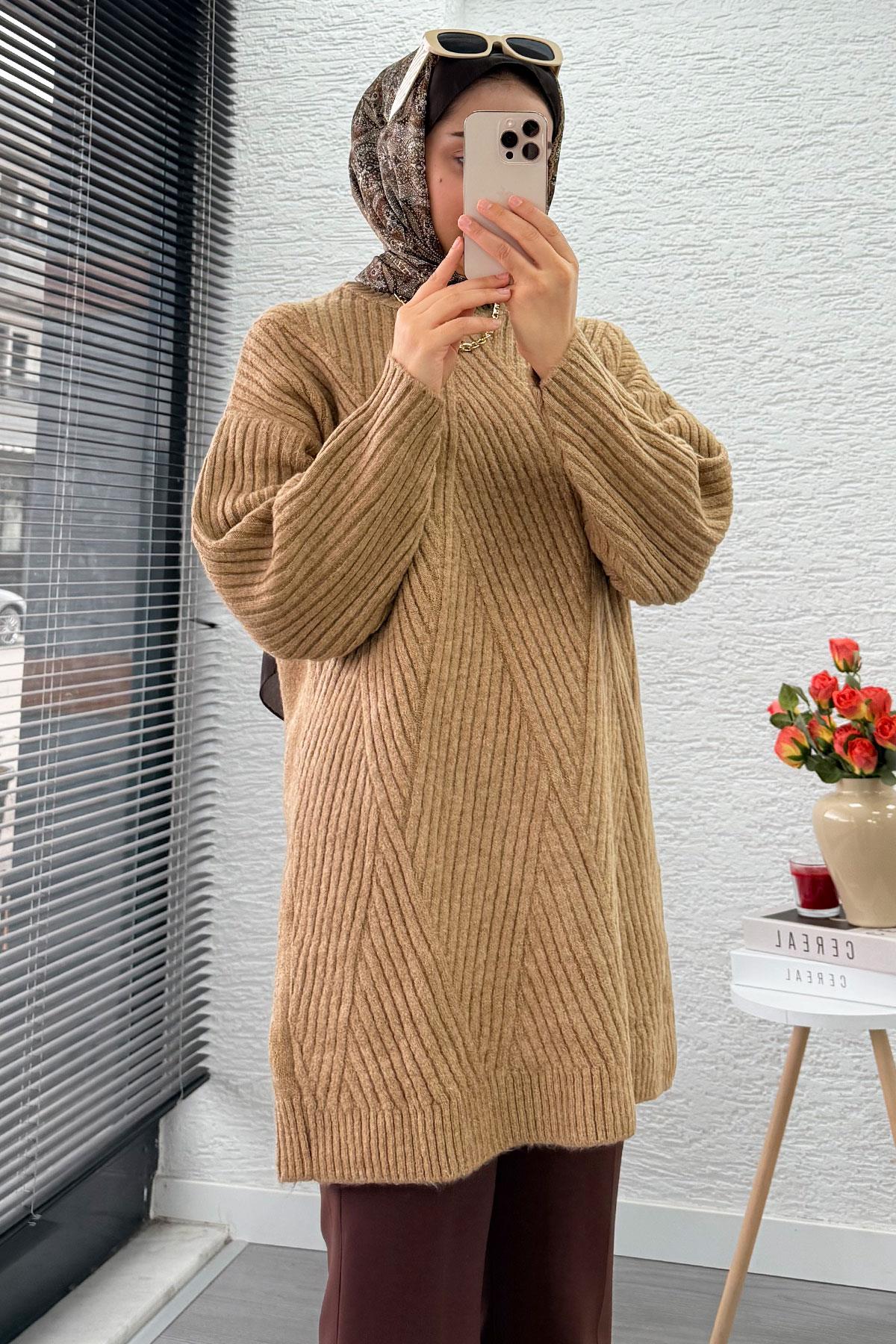 Önü Çizgi Desenli Oversize Triko Kazak – Camel