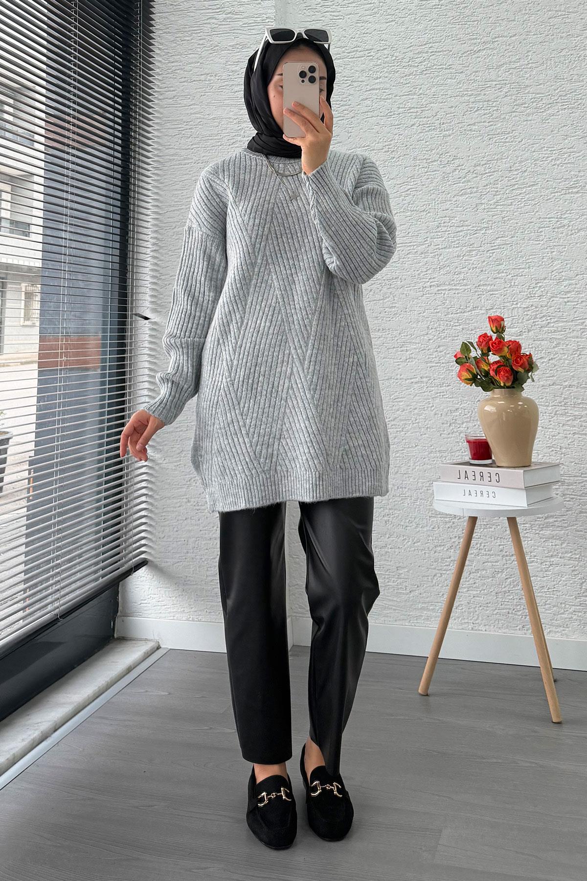 Önü Çizgi Desenli Oversize Triko Kazak – Gri