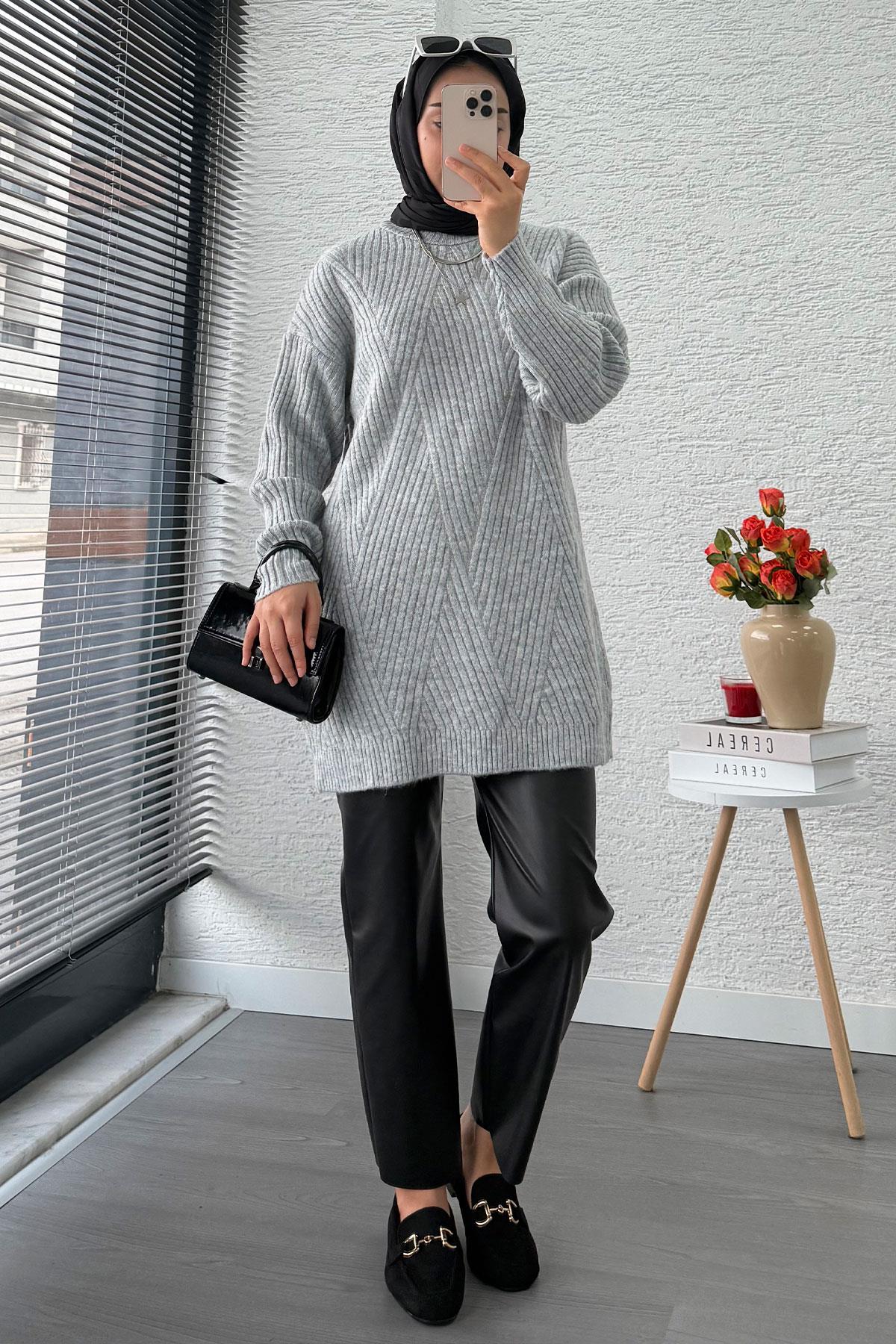 Önü Çizgi Desenli Oversize Triko Kazak – Gri