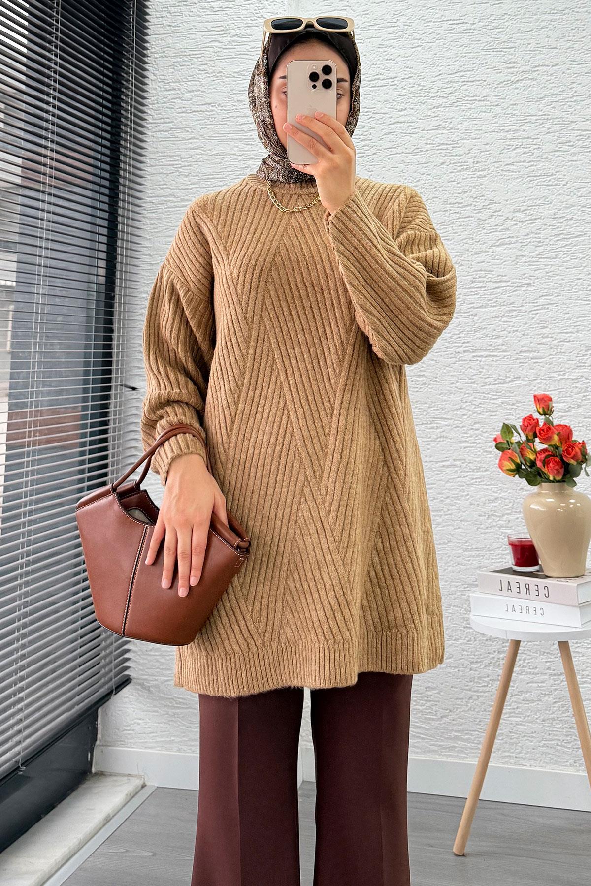 Önü Çizgi Desenli Oversize Triko Kazak – Camel