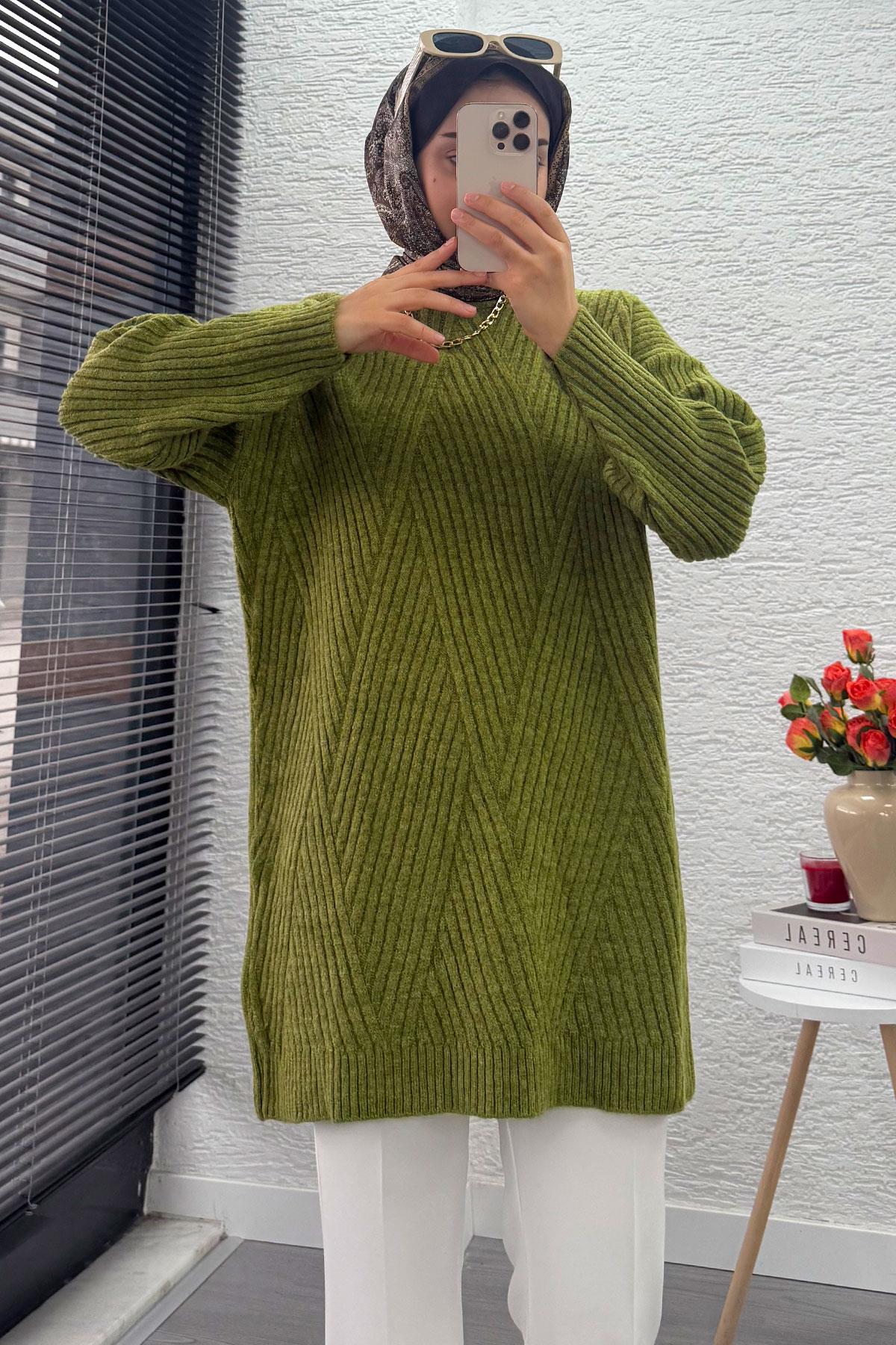 Önü Çizgi Desenli Oversize Triko Kazak – Yağ Yeşili