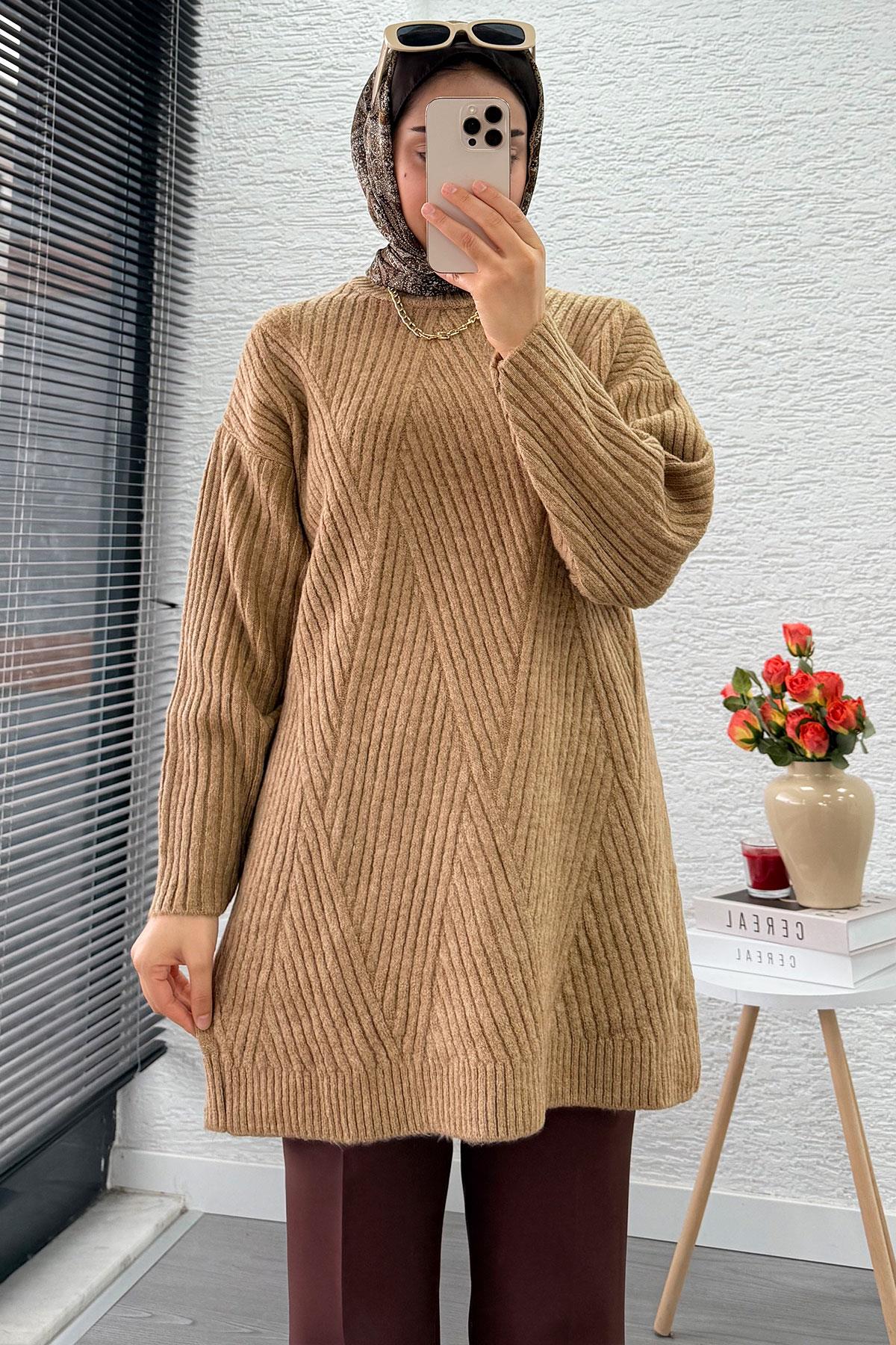 Önü Çizgi Desenli Oversize Triko Kazak – Camel