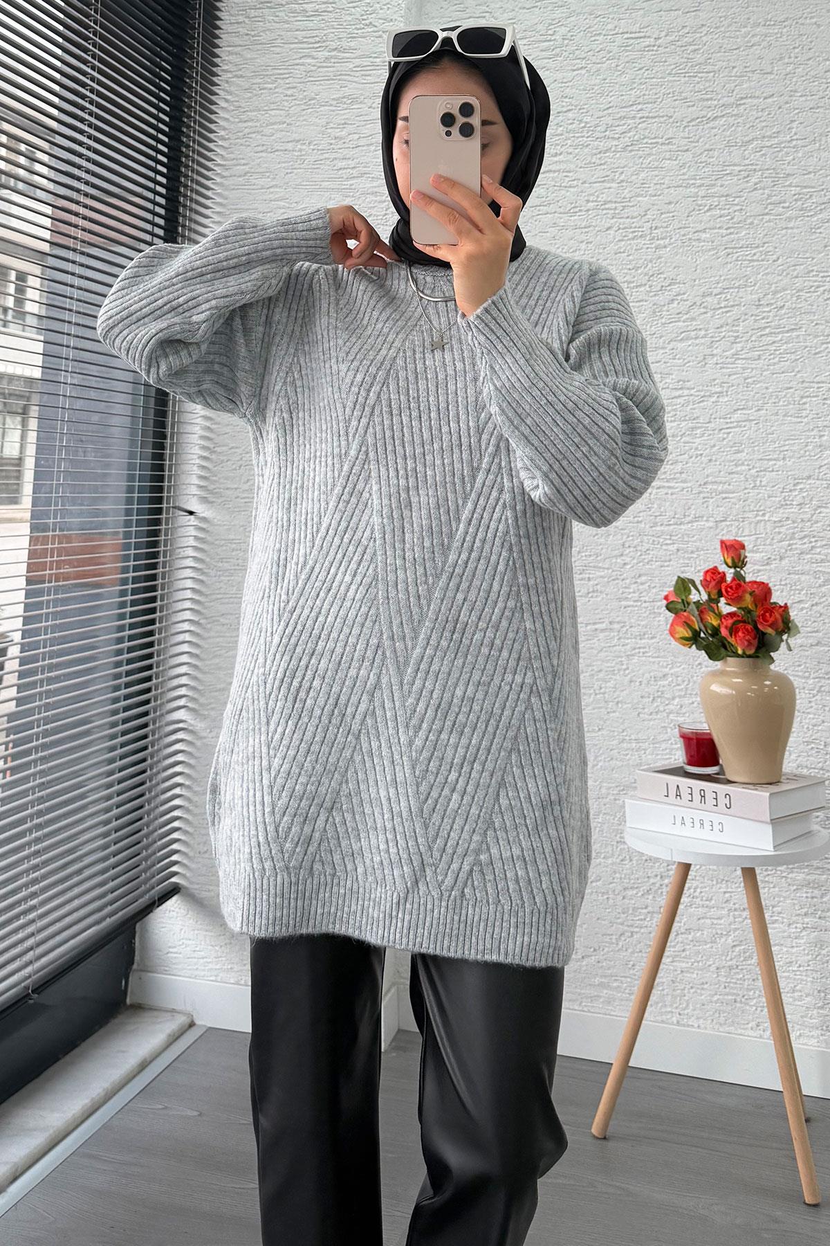 Önü Çizgi Desenli Oversize Triko Kazak – Gri