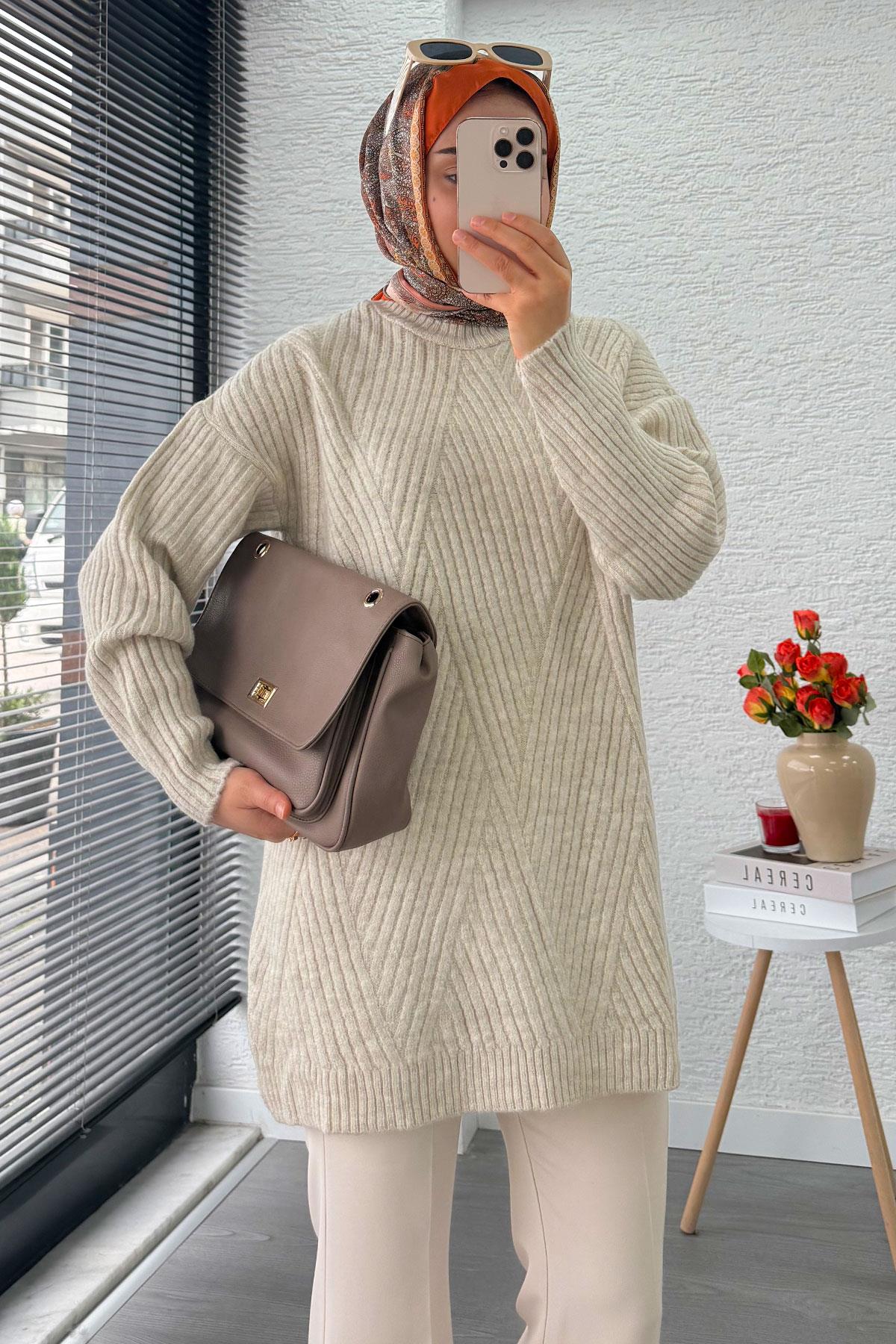 Önü Çizgi Desenli Oversize Triko Kazak – Krem