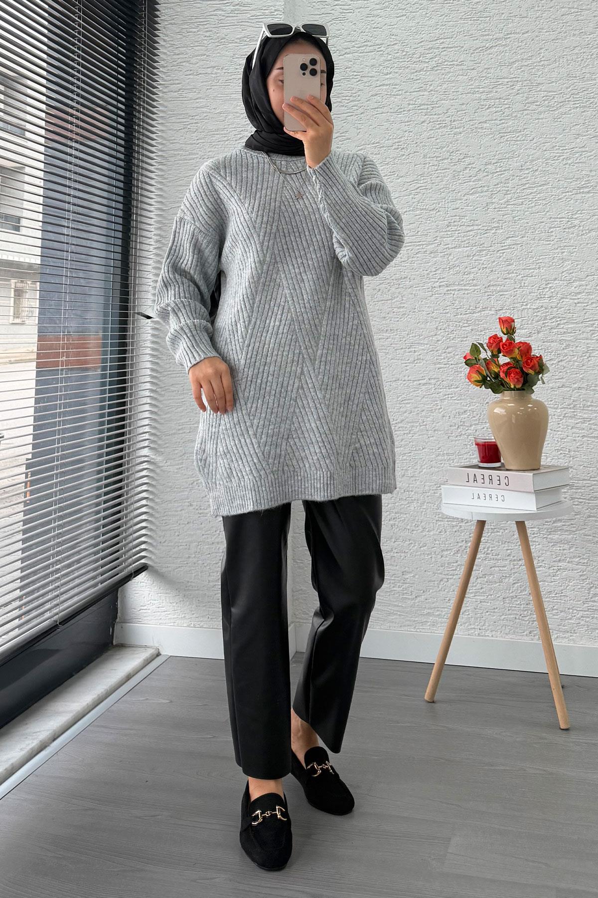 Önü Çizgi Desenli Oversize Triko Kazak – Gri