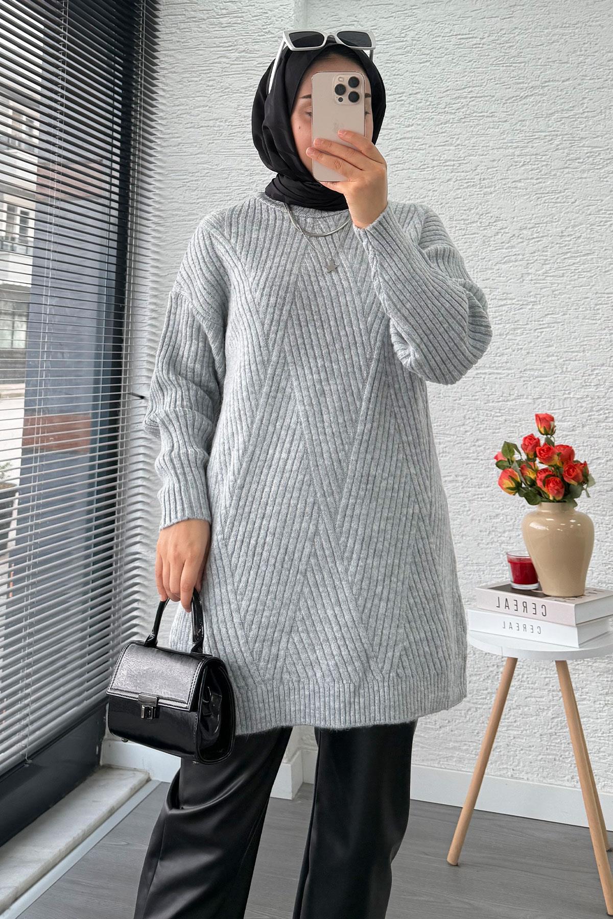 Önü Çizgi Desenli Oversize Triko Kazak – Gri