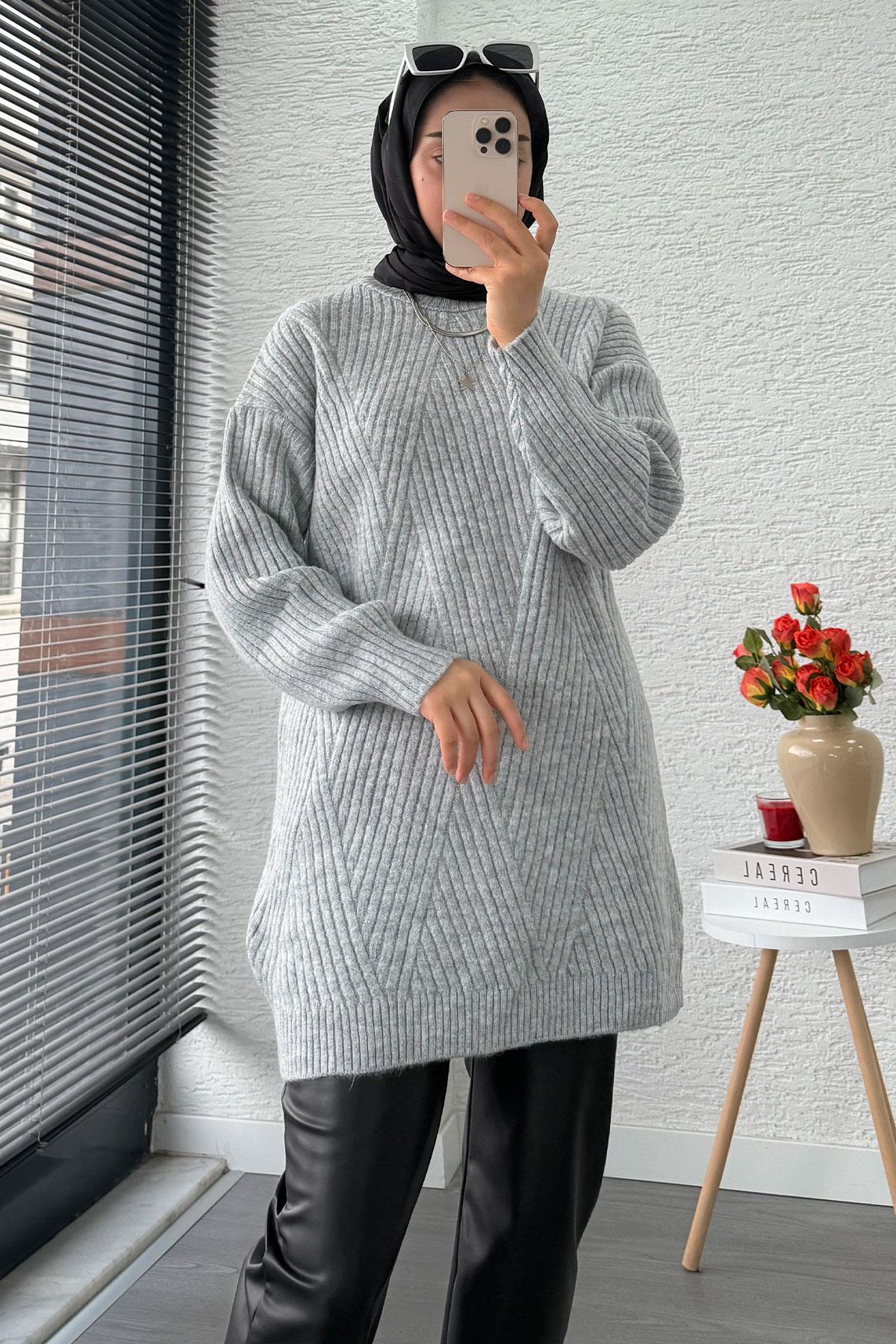 Önü Çizgi Desenli Oversize Triko Kazak – Gri