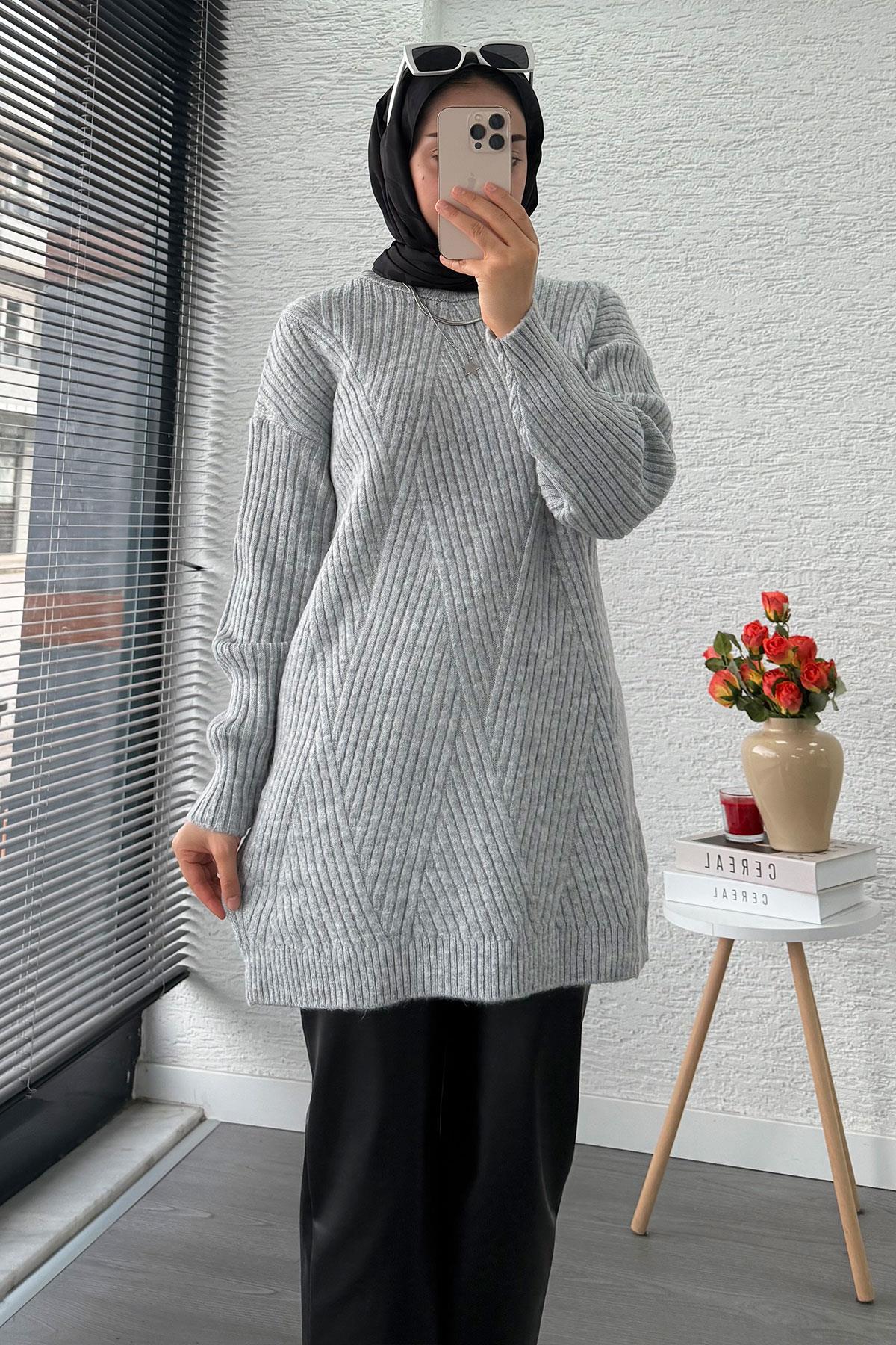 Önü Çizgi Desenli Oversize Triko Kazak – Gri