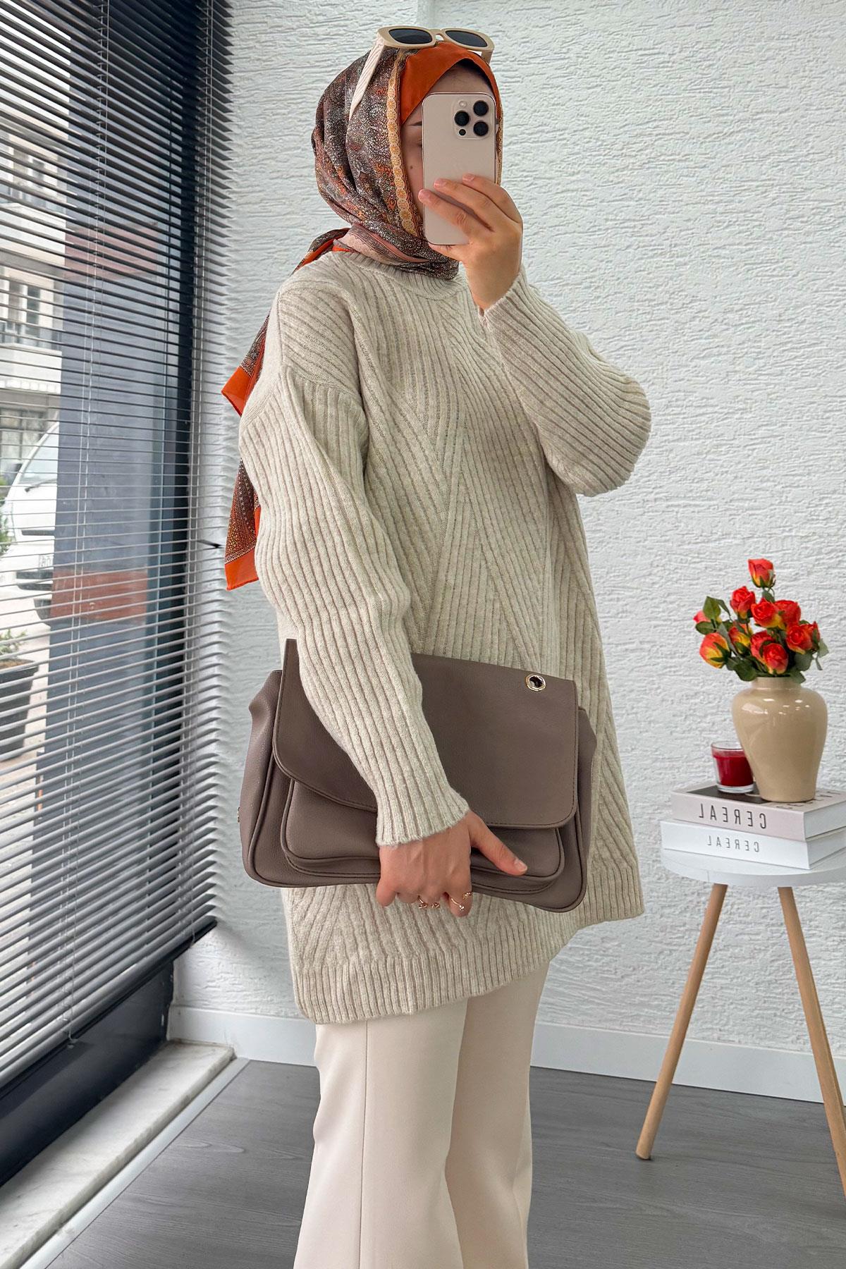 Önü Çizgi Desenli Oversize Triko Kazak – Krem