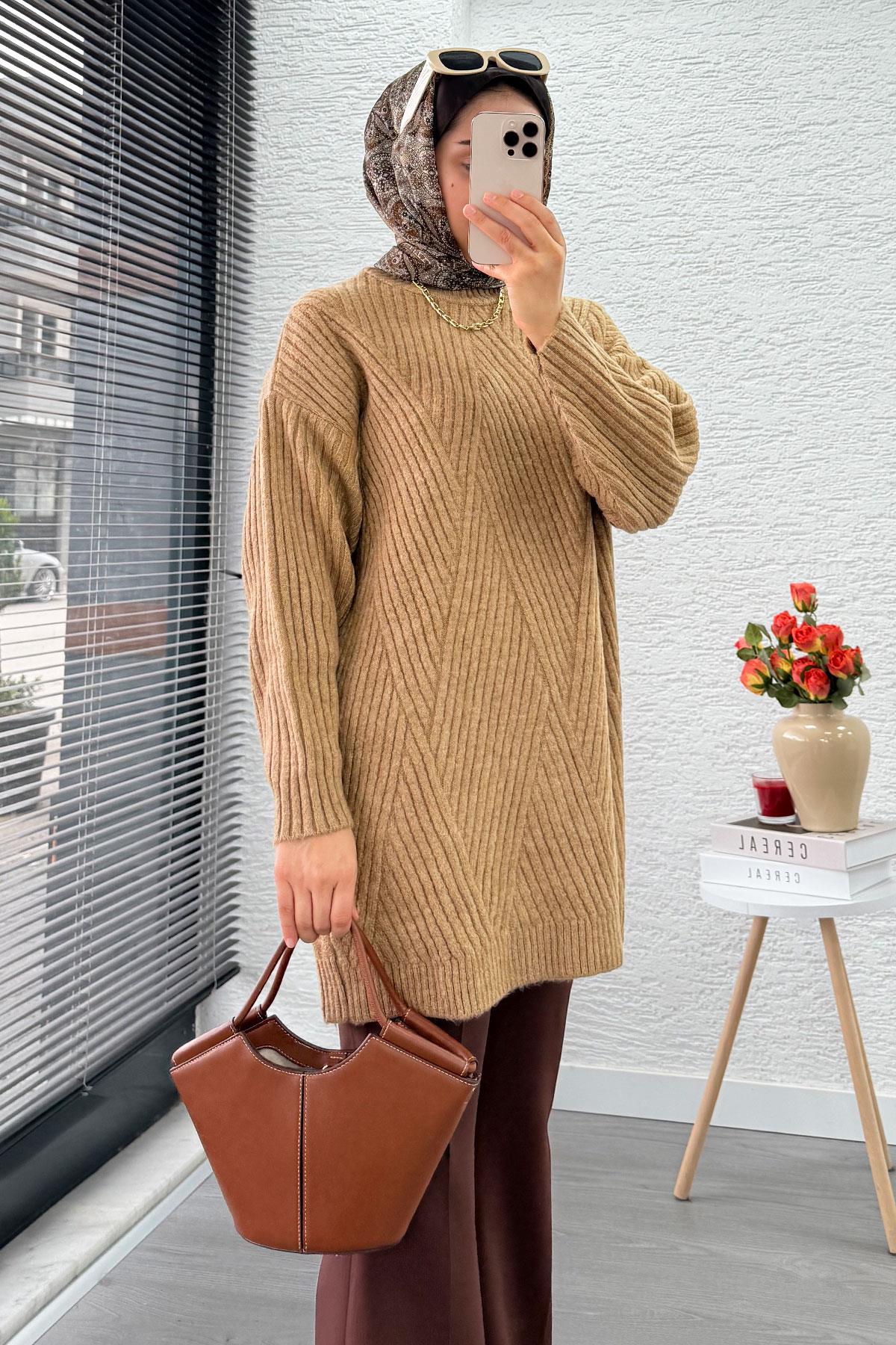 Önü Çizgi Desenli Oversize Triko Kazak – Camel