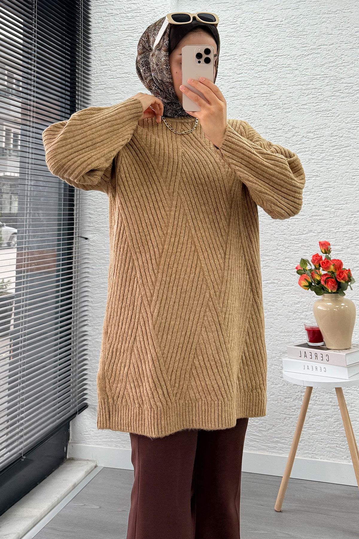 Önü Çizgi Desenli Oversize Triko Kazak – Camel