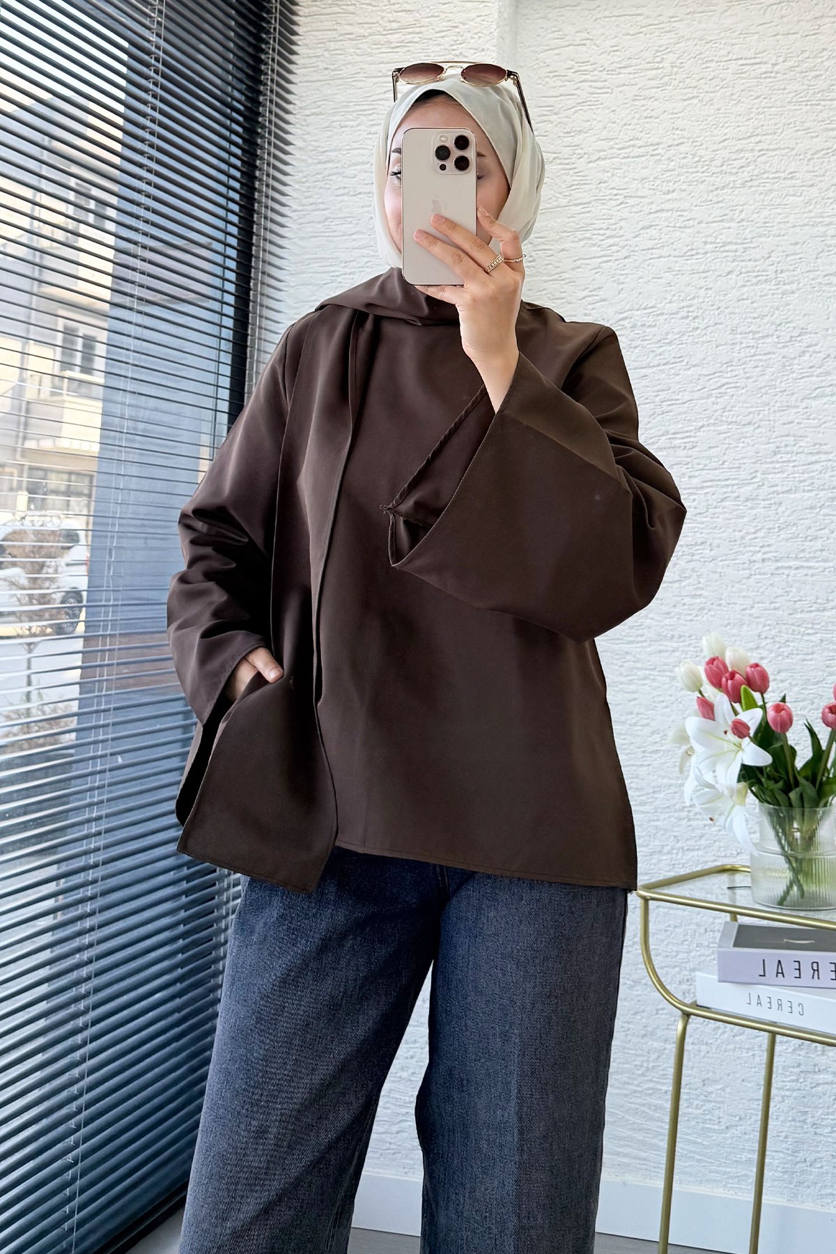 Premium Omuzdan Fermuarlı Fular Detaylı Gabardin Bluz - Kahverengi