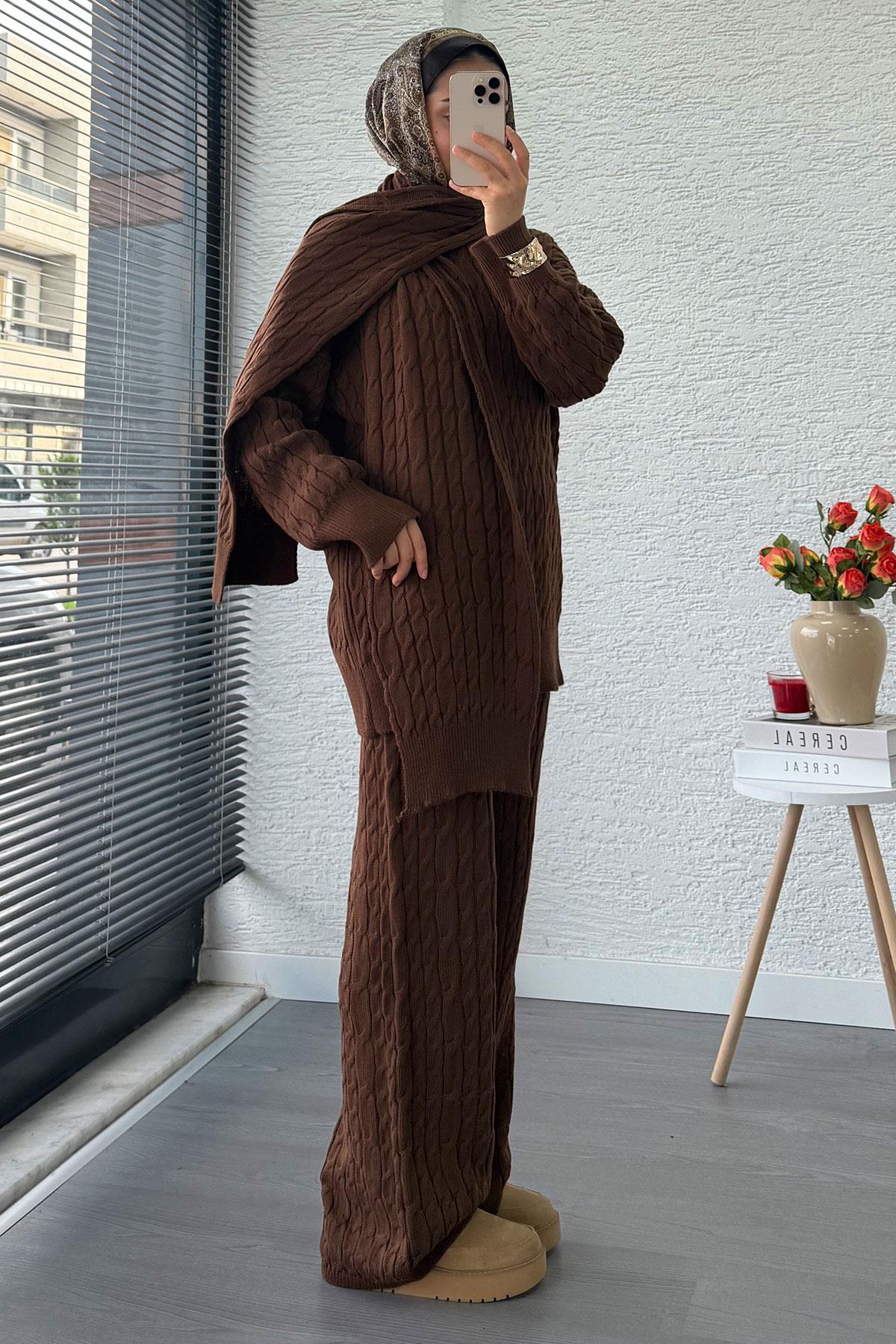Premium Örgü Desen Atkı Detaylı Kadın Triko Takım – Kahverengi