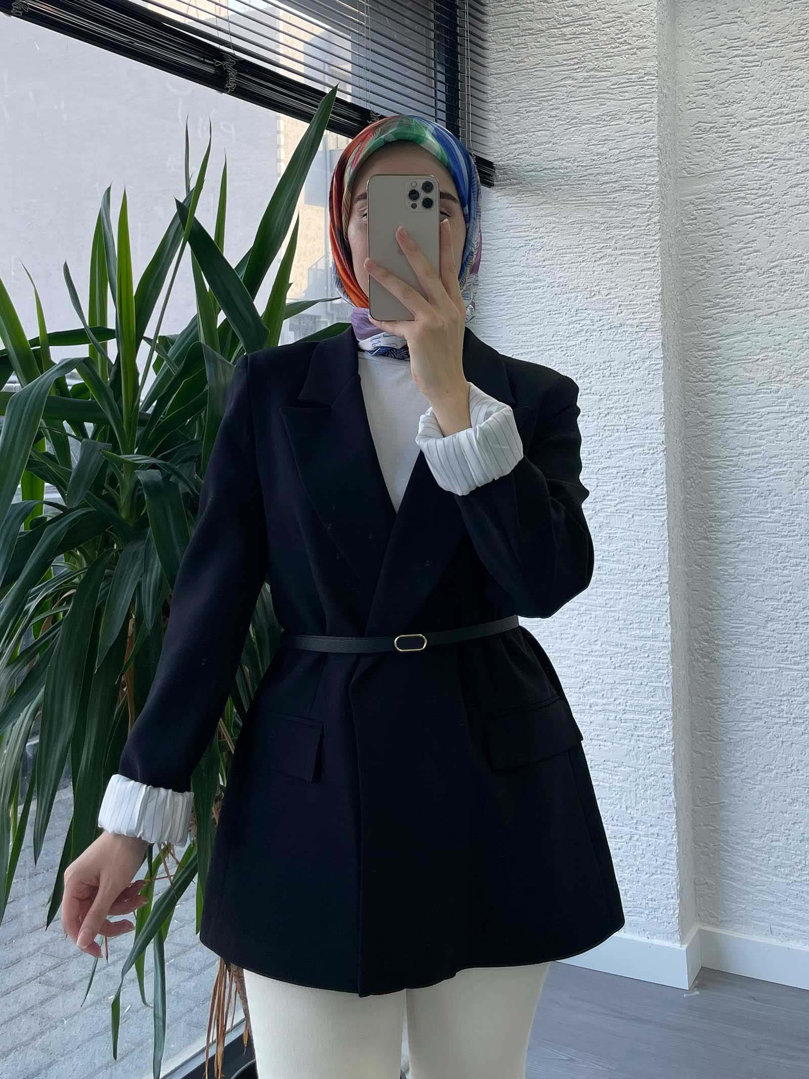 Siyah Astar Detaylı Kadın Ceket