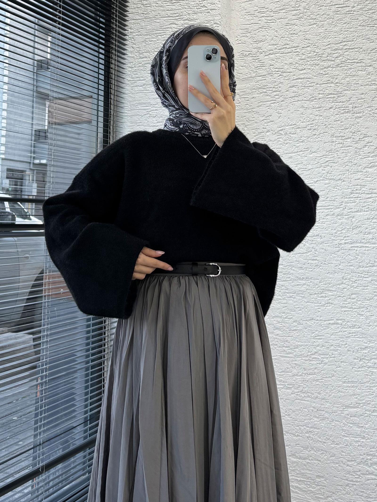 Siyah Geniş Kol Detaylı Marka Model Yumoş Kazak