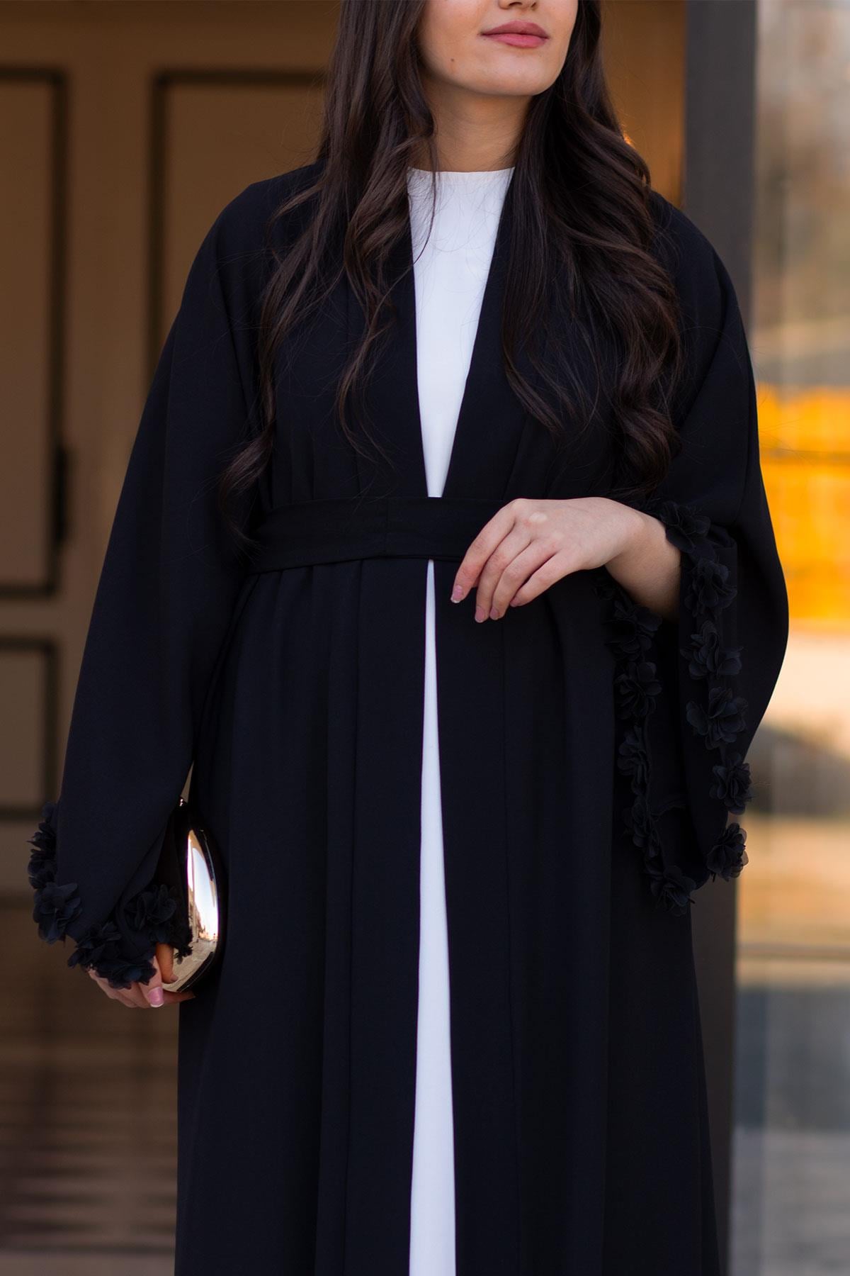 Siyah Kolu Çiçek Detaylı Zahra Abaya
