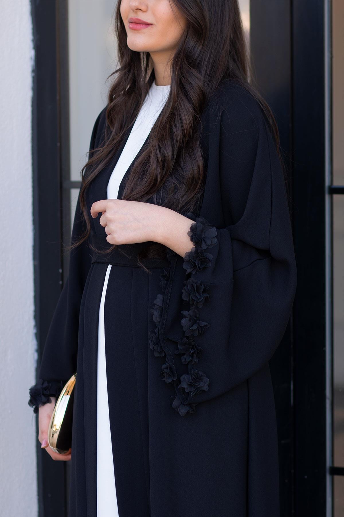 Siyah Kolu Çiçek Detaylı Zahra Abaya