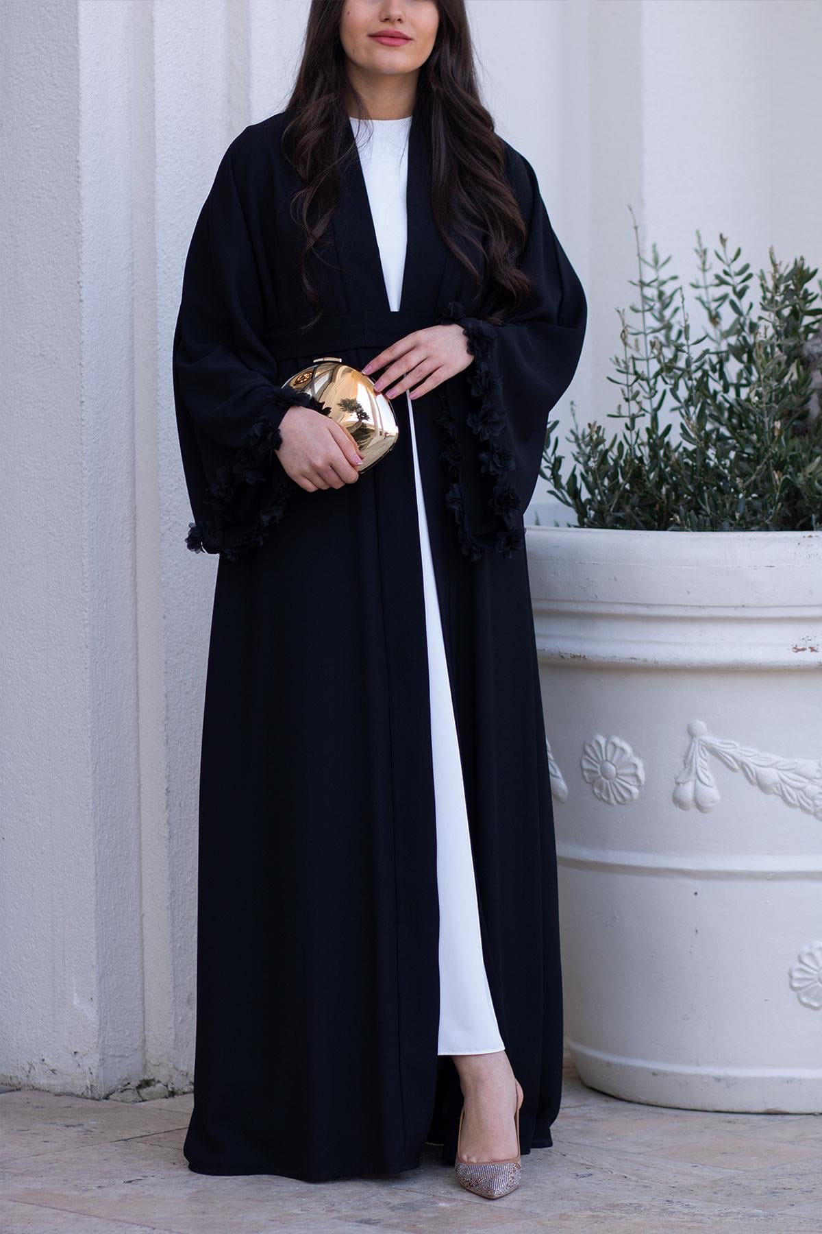 Siyah Kolu Çiçek Detaylı Zahra Abaya