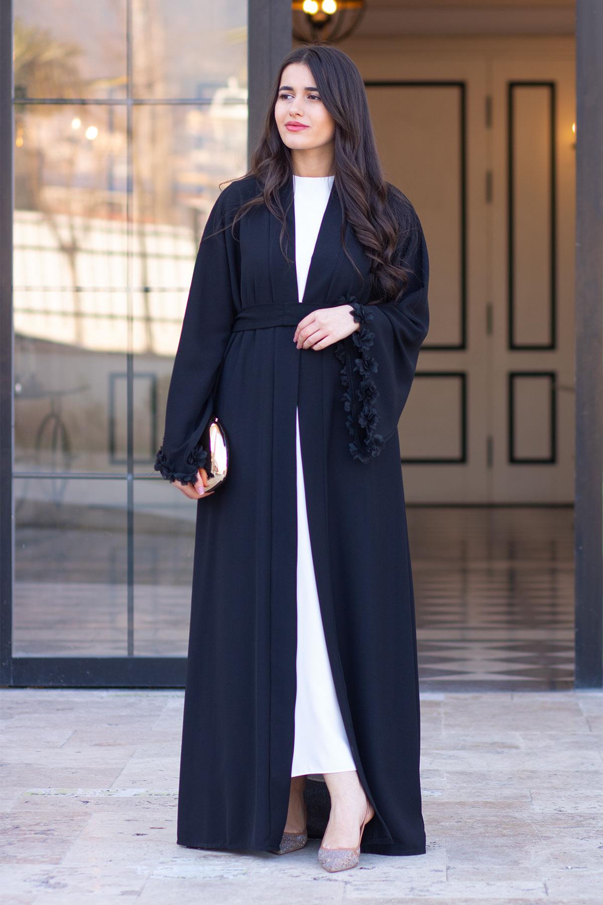 Siyah Kolu Çiçek Detaylı Zahra Abaya