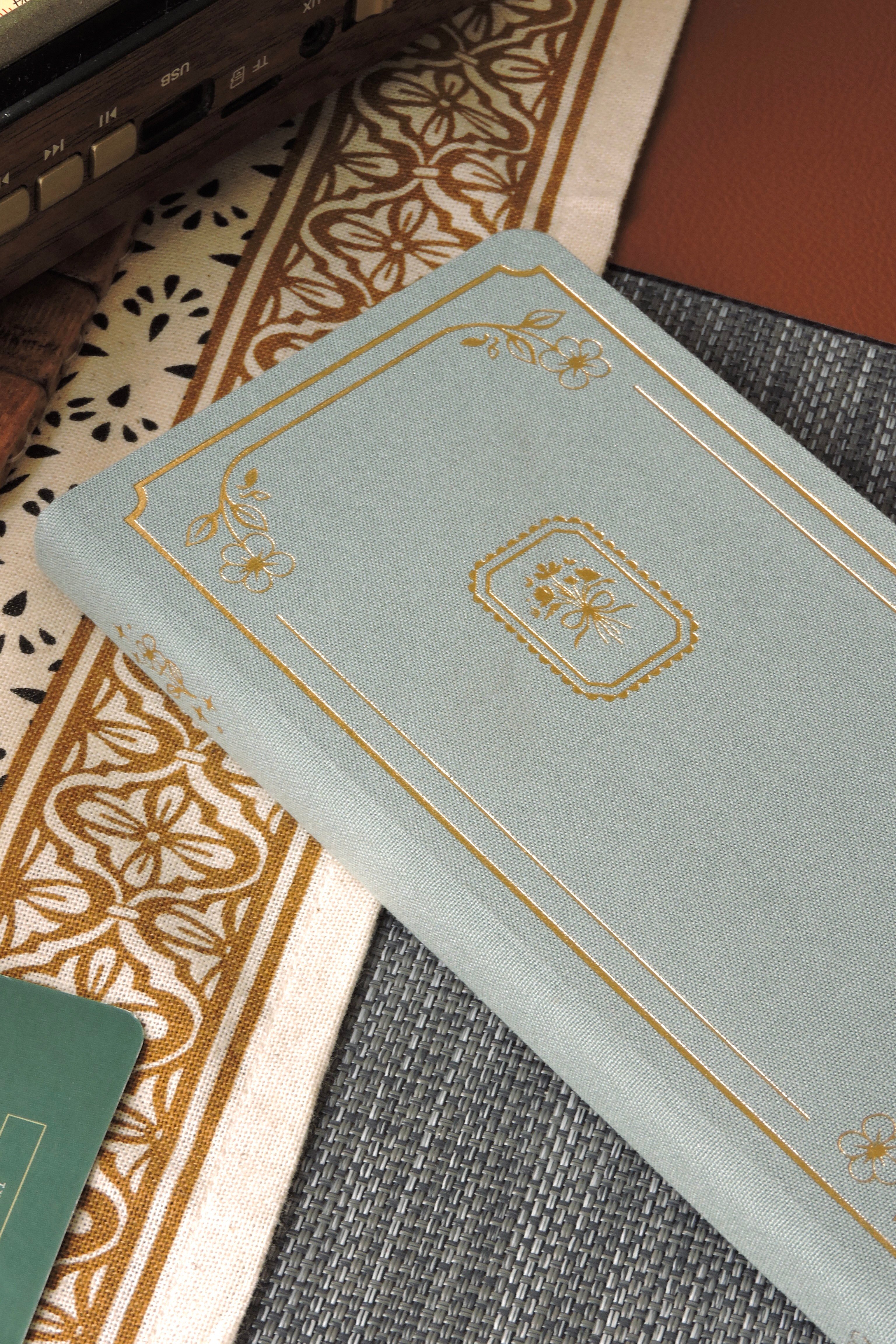 Nova Crafts Keten Yaldız Kapak Noktalı Defter 10x20.5 cm. 90 gr. Ivory 224 sy. Yaldız Kenar, Aqua Green