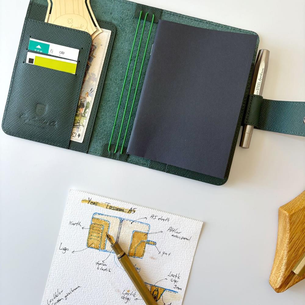 Eng Leather Saffiano Deri Koleksiyonu  A6 Defter & Kalem Çantası  Emerald