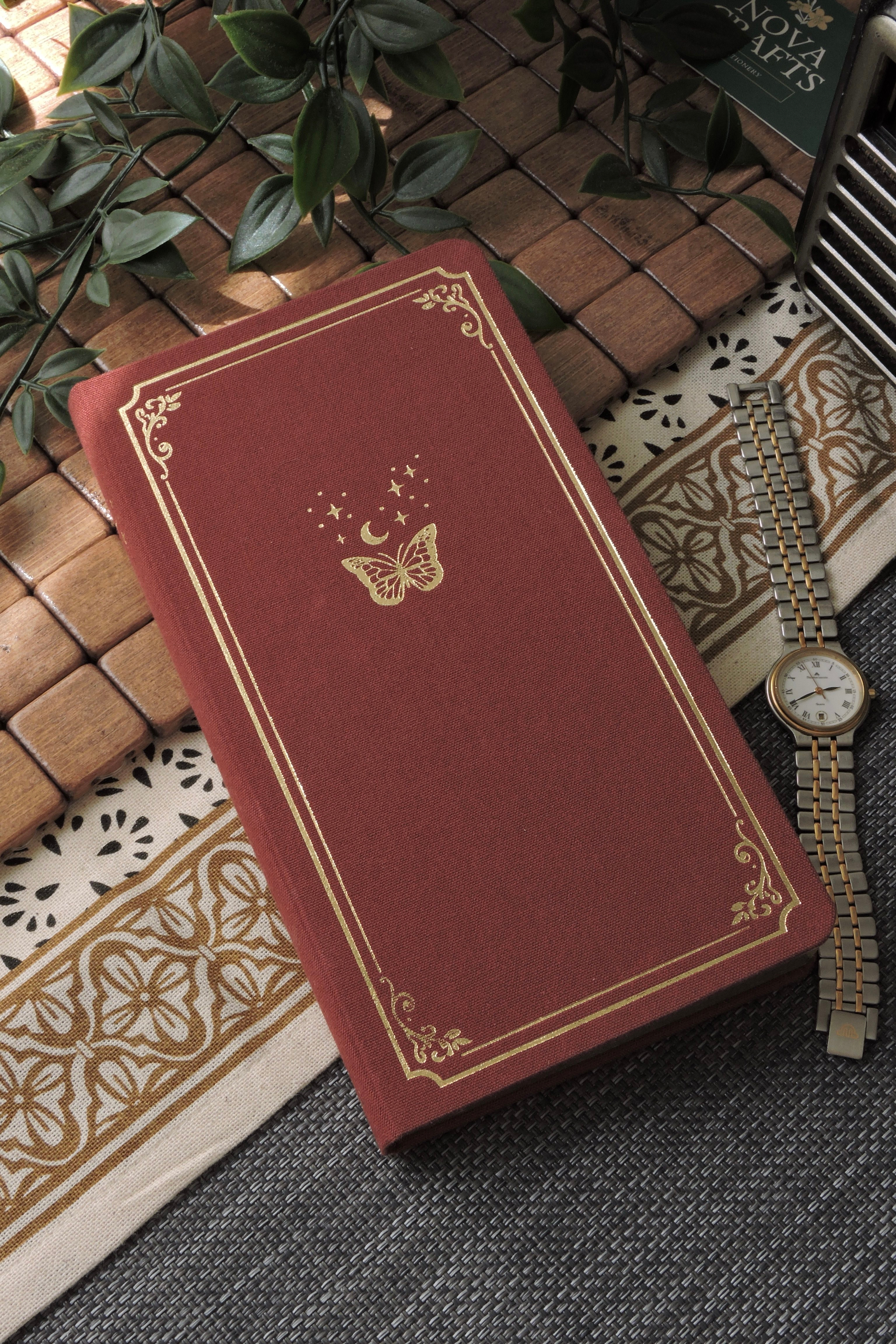 Nova Crafts Keten Yaldız Kapak Noktalı Defter 10x20.5 cm. 90 gr. Ivory 224 sy. Yaldız Kenar, Burgundy