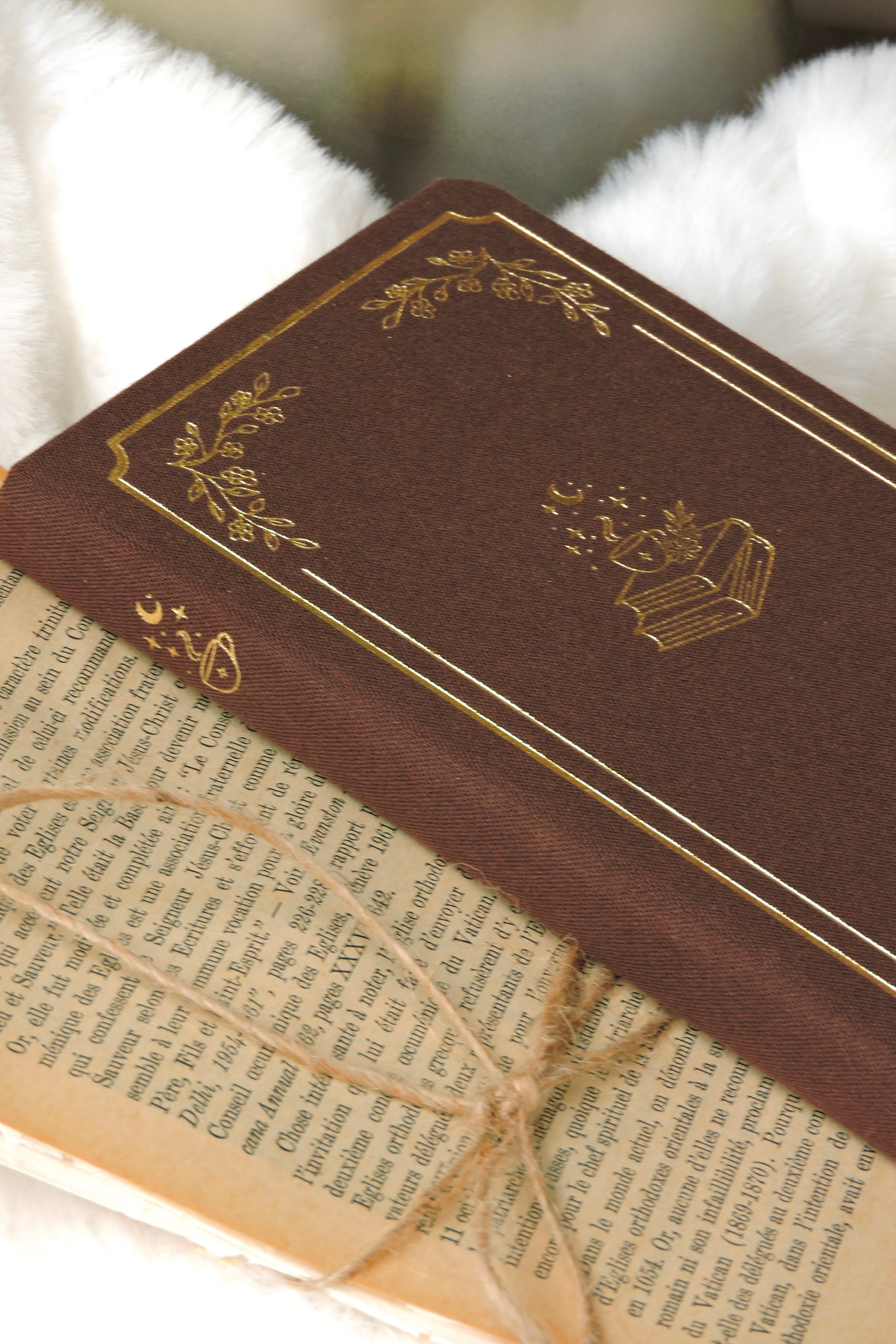 Nova Crafts Keten Yaldız Kapak Noktalı Defter 10x20.5 cm. 90 gr. Ivory 224 sy. Yaldız Kenar, Brown